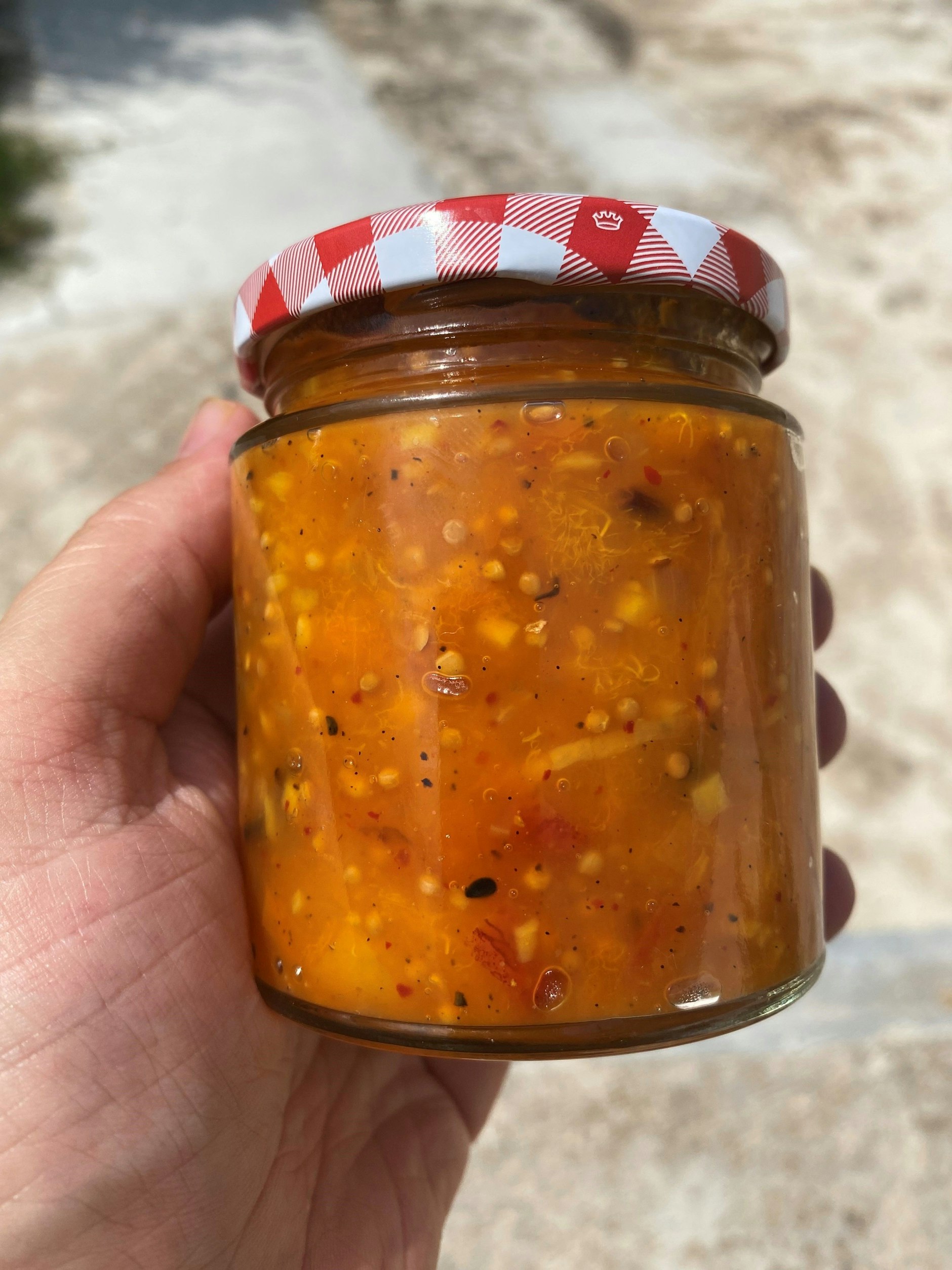 Ein Glas Aprikosen-Chutney mit Zitrone, Sternanis, Lorbeer, Nelken und Vanille. Unser Koch kocht sein Obst gerne zu Chutney.