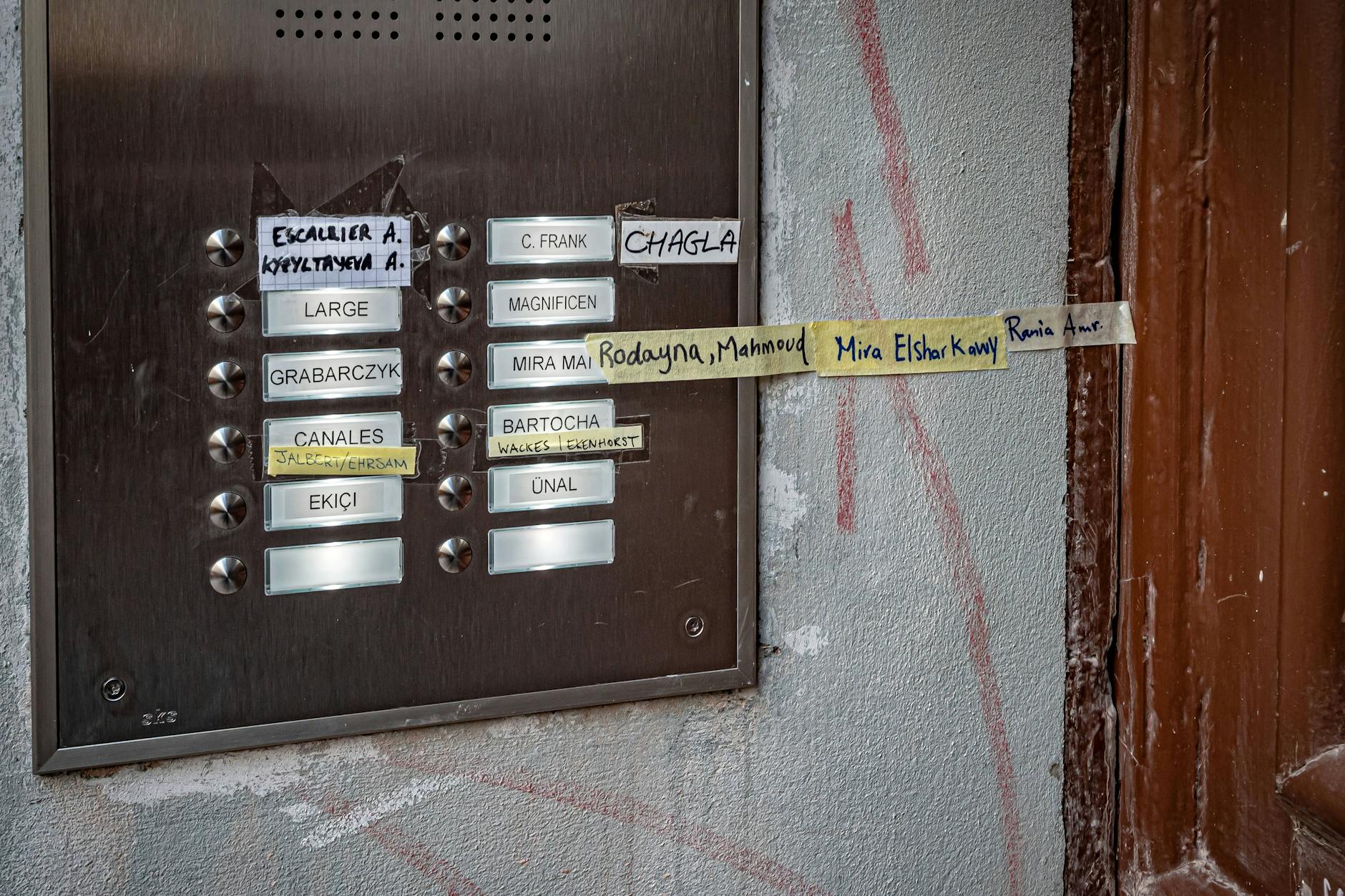 Klingelschild mit mehreren Untermietern Berlin Wedding