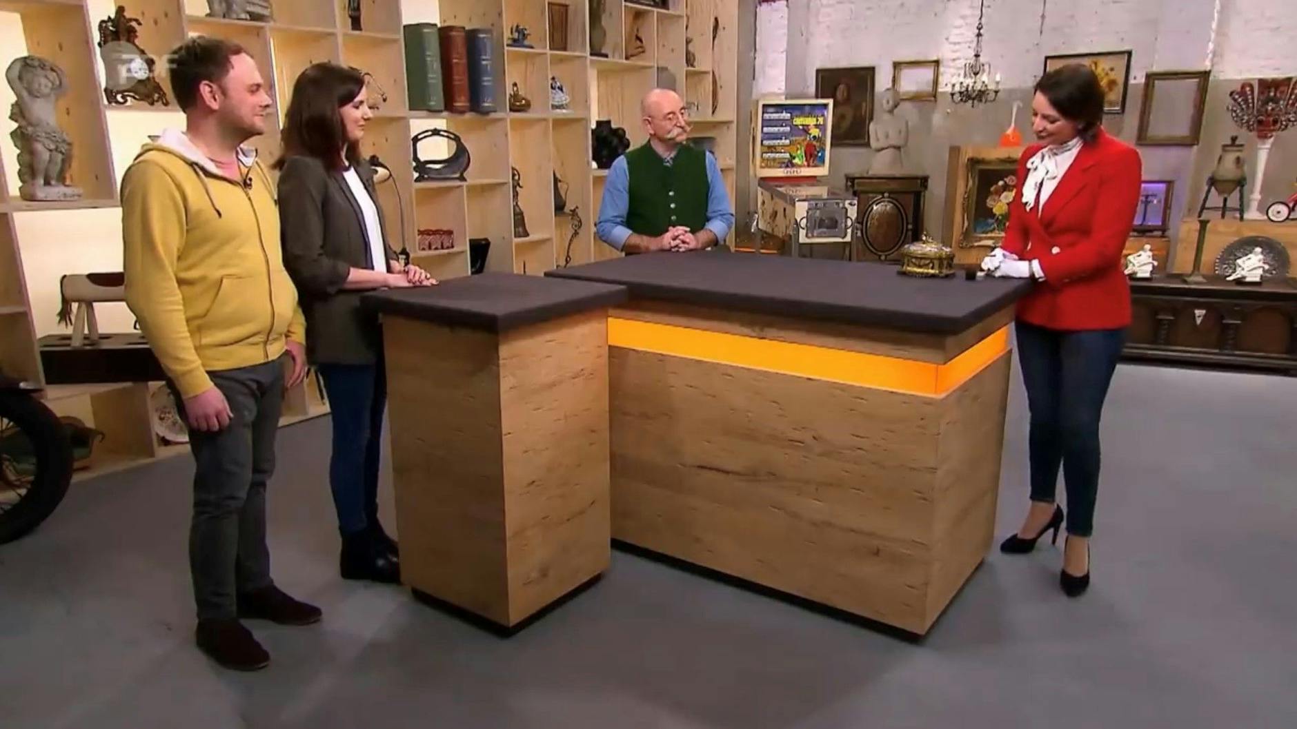 „Bares für Rares“-Expertin Wendela Horz kommt bei der Schmuckschatulle ins Schwärmen.