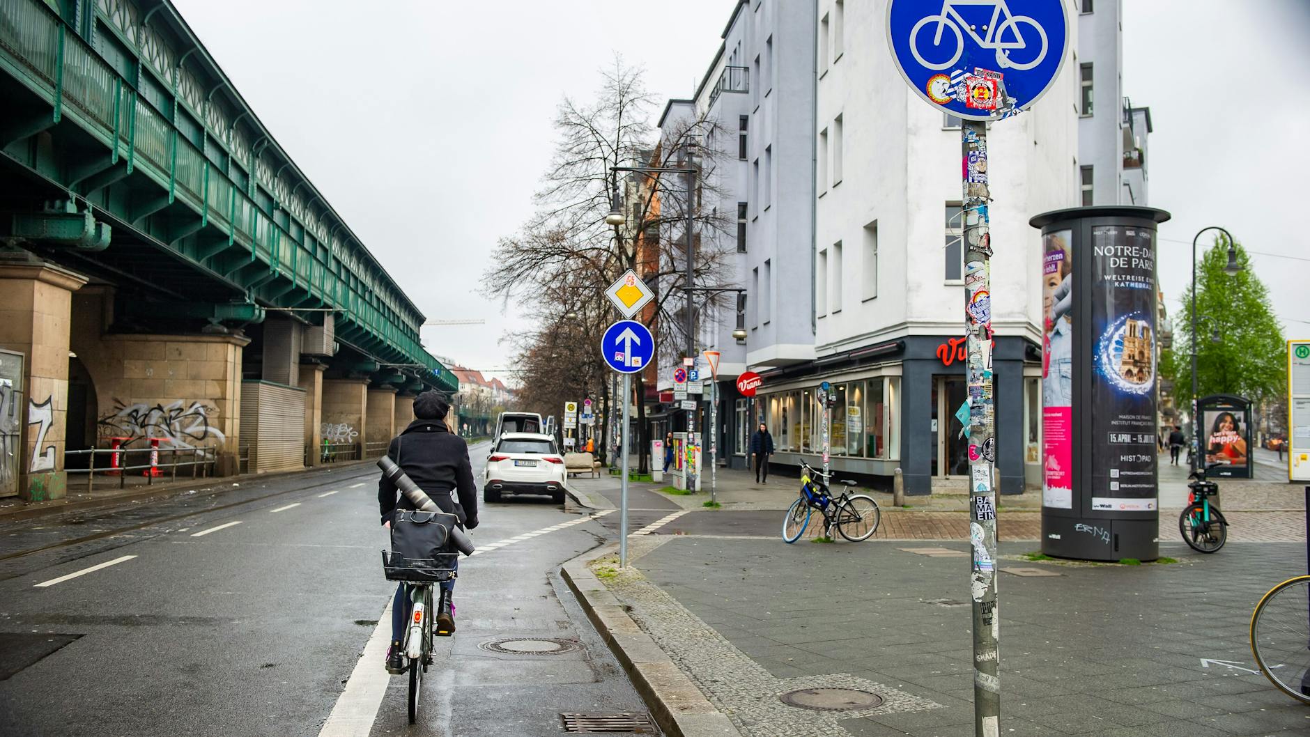 Gibt es ein Schild, muss man den Radweg nutzen. Sonst ist auch das Fahren auf der Fahrbahn erlaubt. 