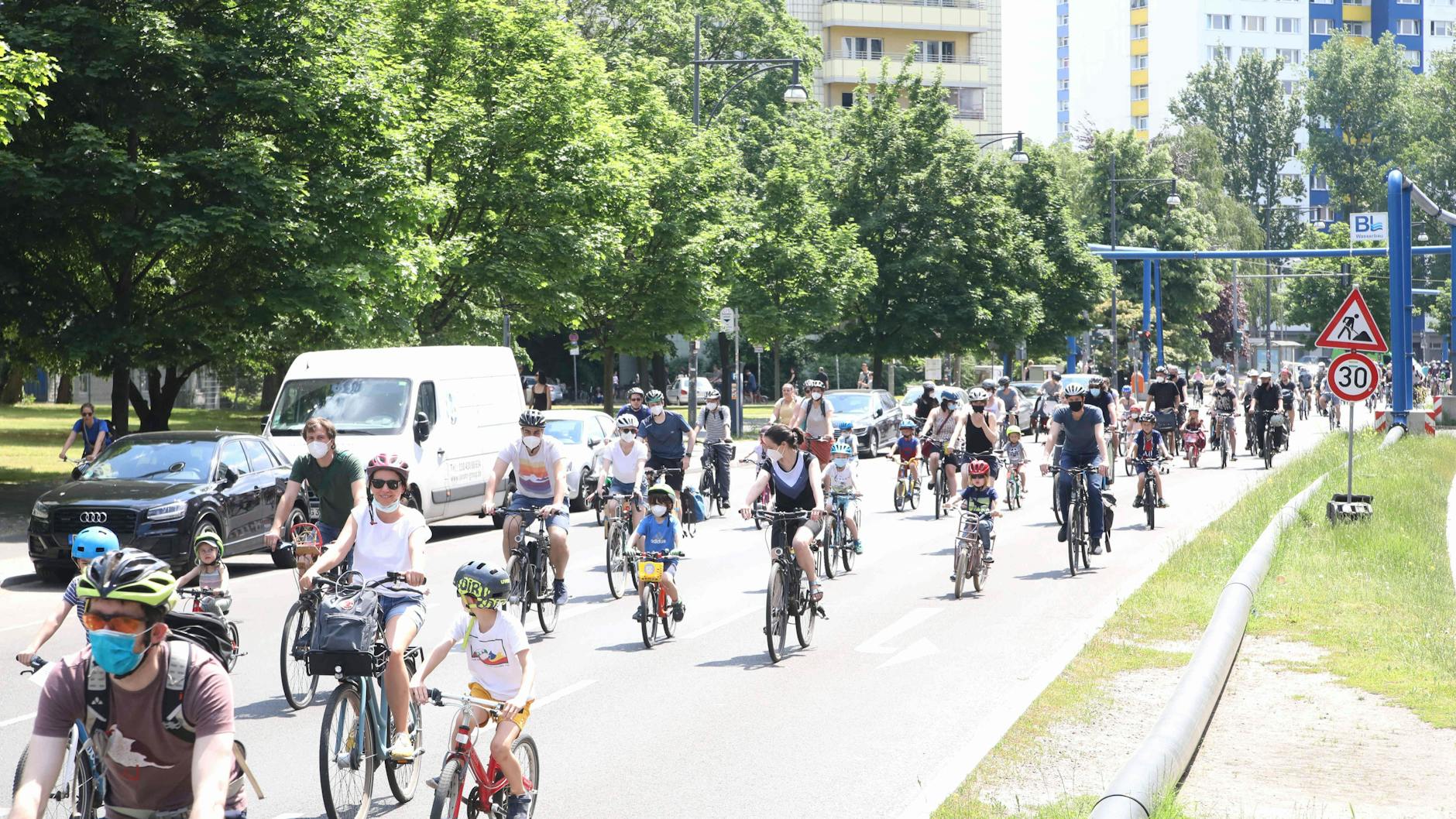 Die Fahrrad-Sternfahrt des ADFC mit Kindern startet von der Jannowitzbrücke aus.