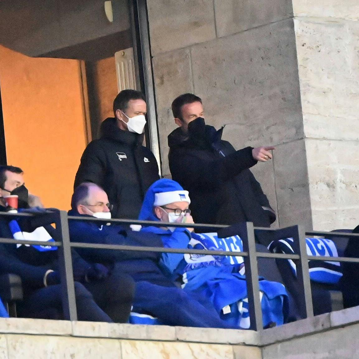 Teilweise durften die Spiele nur mit Masken verfolgt werden.