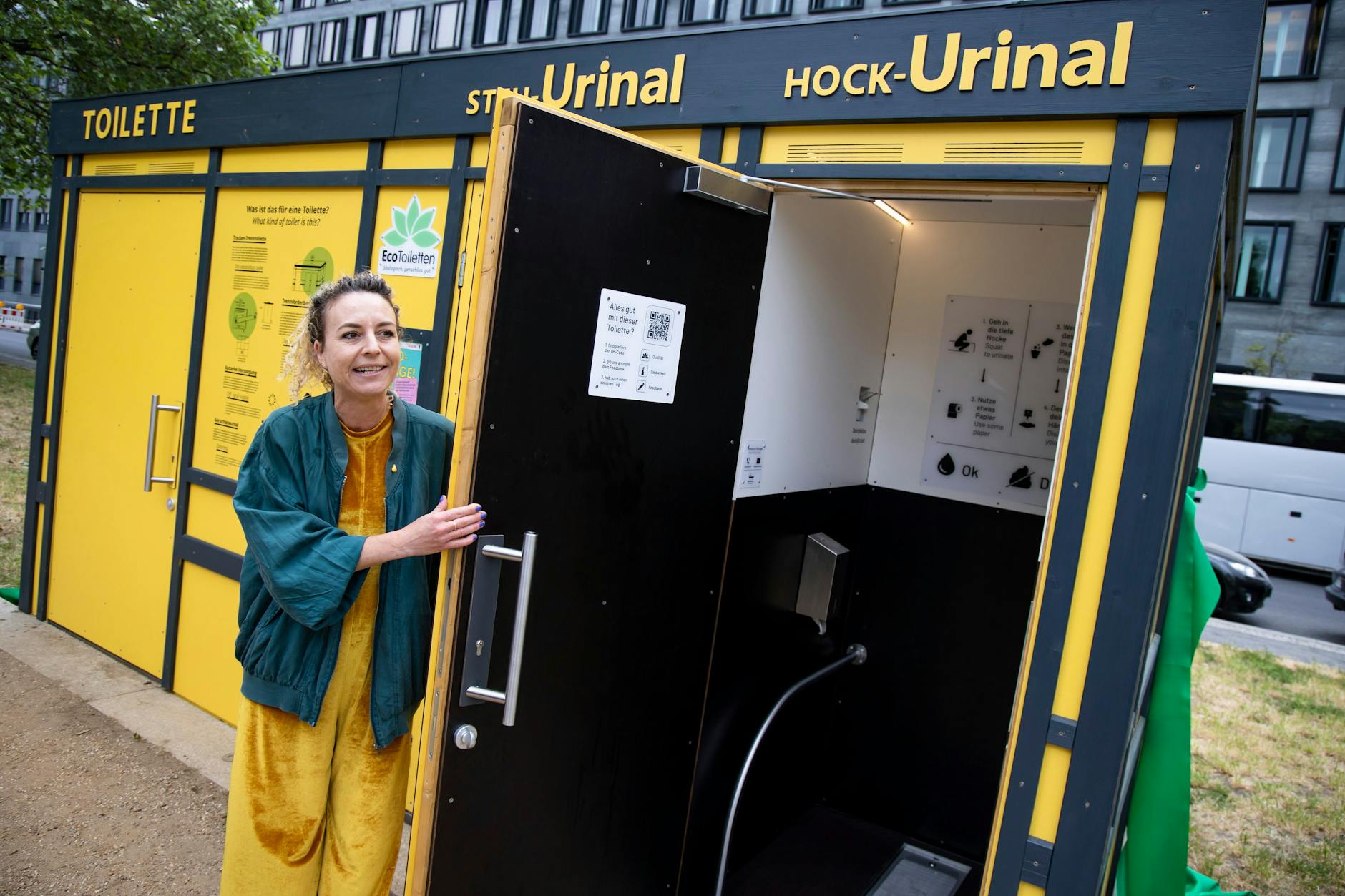 Lena Olvedi, Gründerin von Missoir, zeigt ein Hockurinal im Invalidenpark in Berlin.