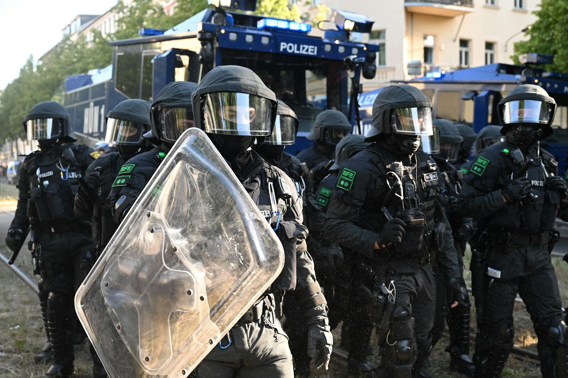 Ein zumindest der allgemeinen Verunsicherung angemessen großer Einsatz mit Kontrollzonen und einem erhöhten Bedarf an Wasserwerfern.
