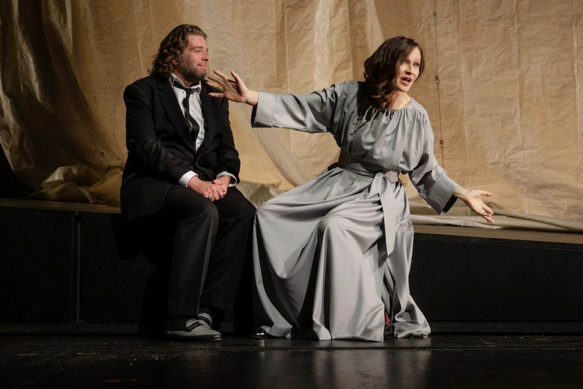 Zwischen Theodizee und Therapie: Benny Claessens und Sophie Rois im Disput.