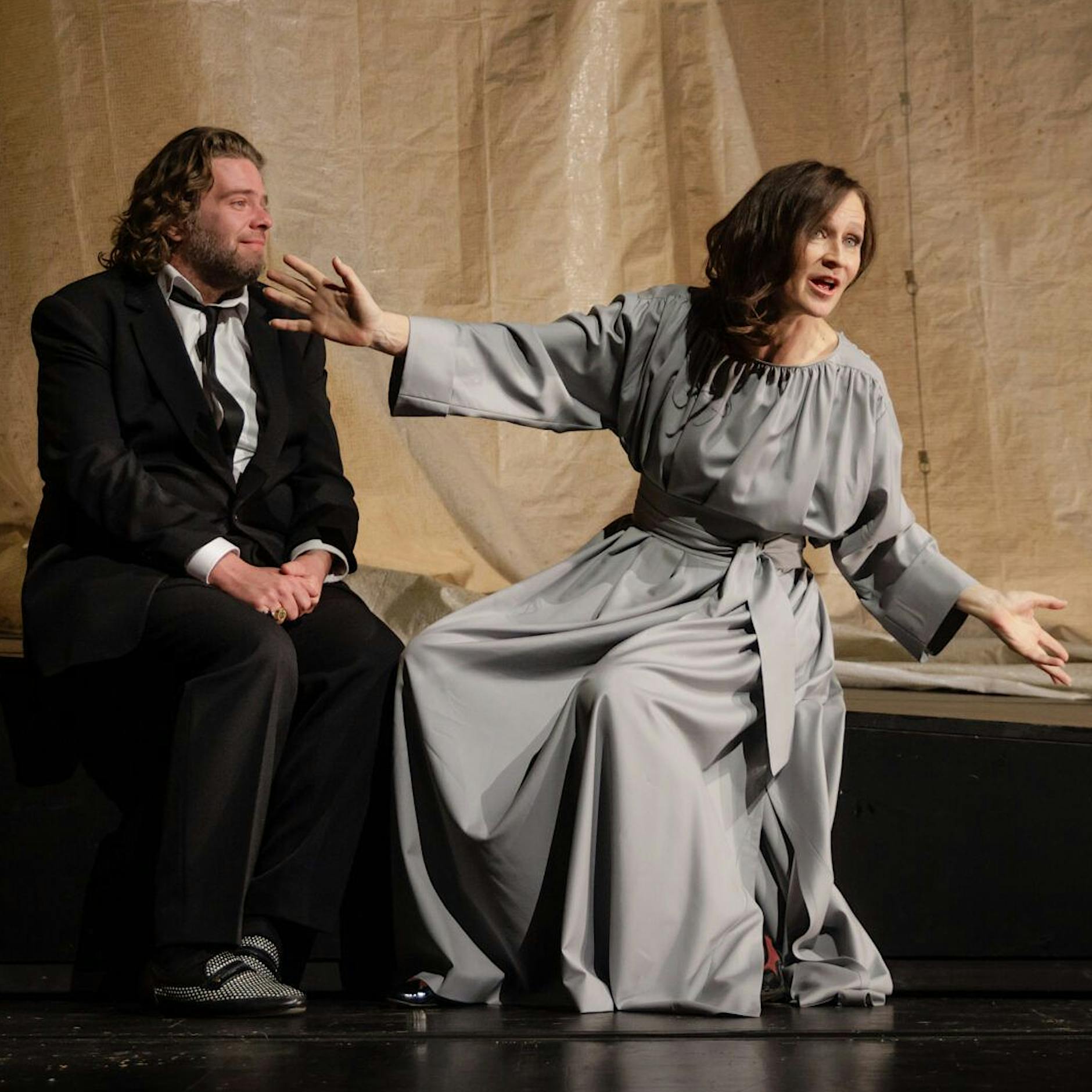 Sophie Rois feiert Wiederauferstehung in der Volksbühne: „Mein Gott, Herr Pfarrer!“