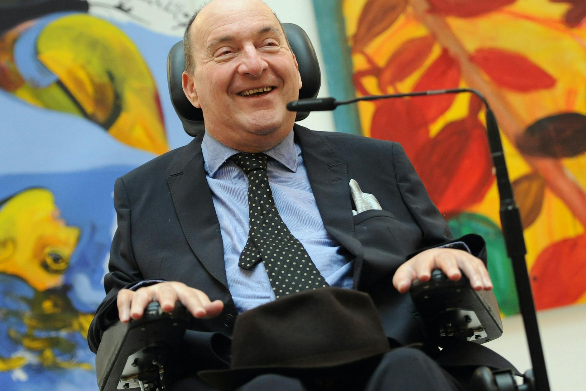 Der querschnittgelähmte französische Bestsellerautor Philippe Pozzo di Borgo spricht bei einer Pressekonferenz, auf der er sein neues Buch «Ziemlich verletzlich, ziemlich stark» vorstellte.