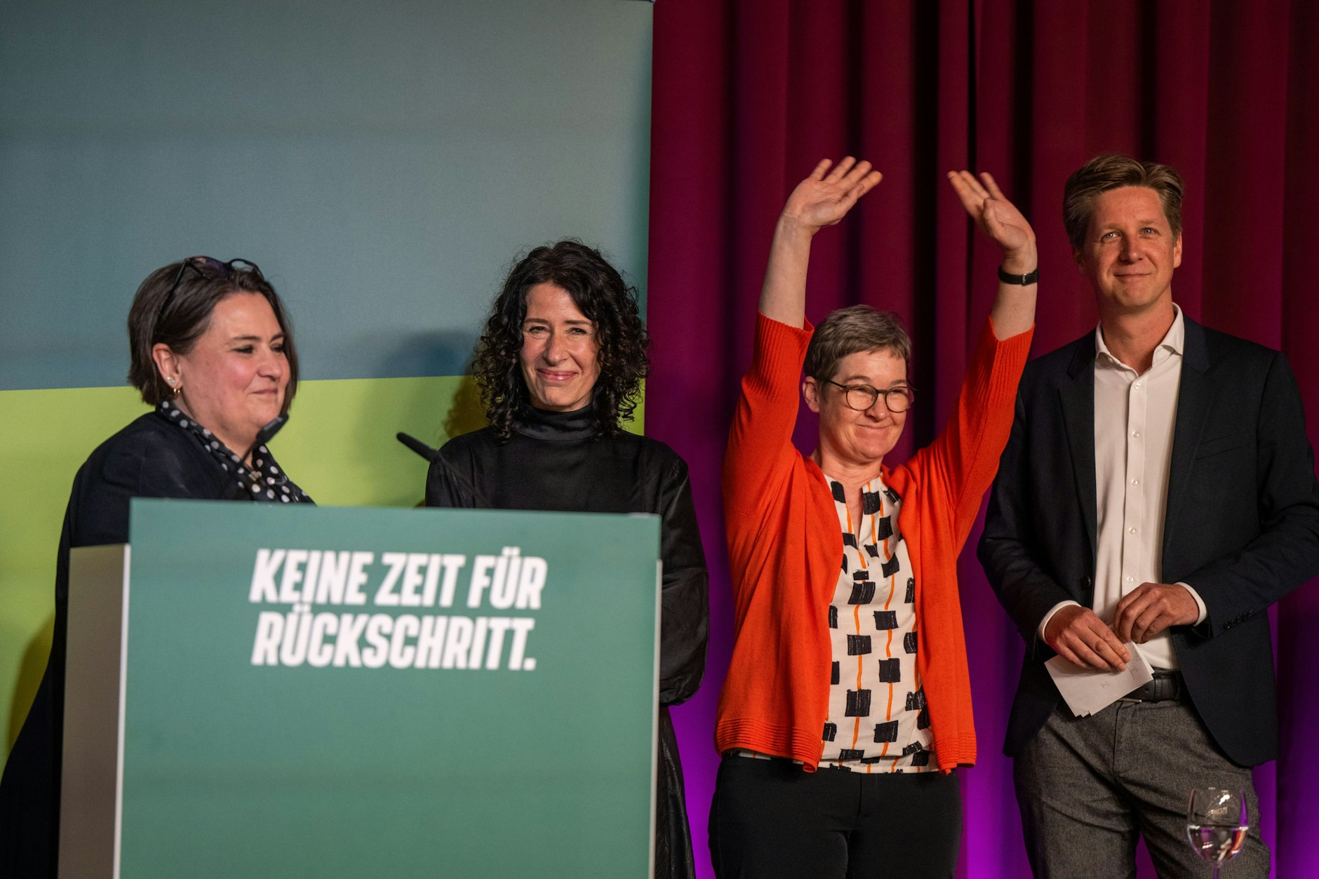 Auf dem Parteitag in Moabit: Susanne Mertens, Bettina Jarasch, Ulrike Gote, Daniel Wesener (v.l.n.r)&nbsp;