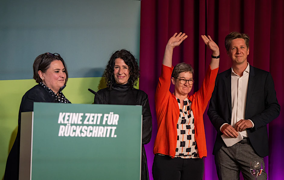 Auf dem Parteitag in Moabit: Susanne Mertens, Bettina Jarasch, Ulrike Gote, Daniel Wesener (v.l.n.r)&nbsp;