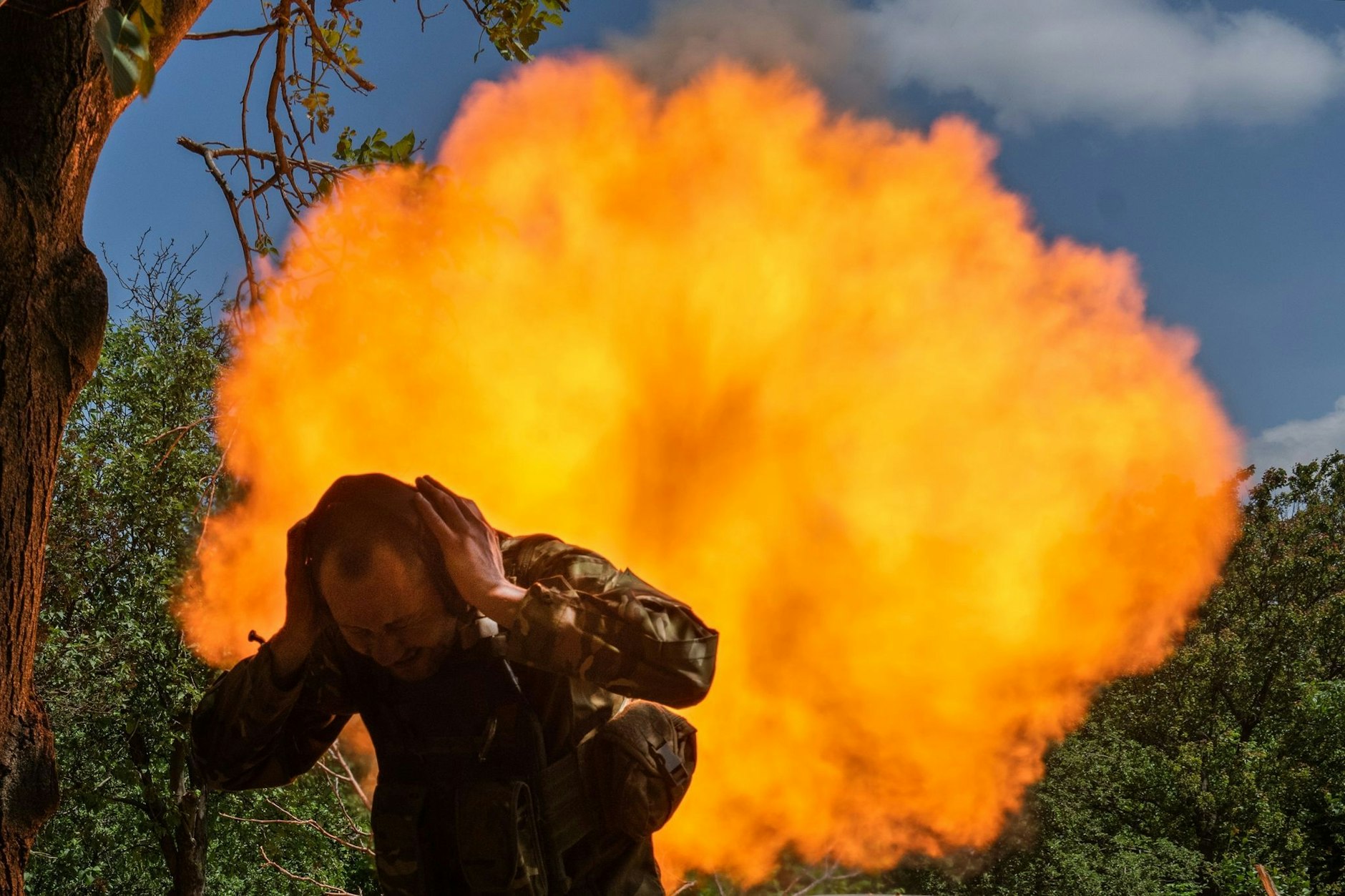 Ein ukrainischer Soldat feuert einen Granatenwerfer auf russische Stellungen ab.