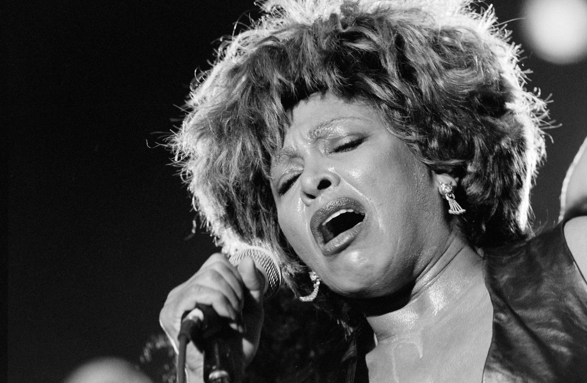 Die US-Sängerin Tina Turner singt im St. Jakob Stadion in Basel (1993). /KEYSTONE/dpa