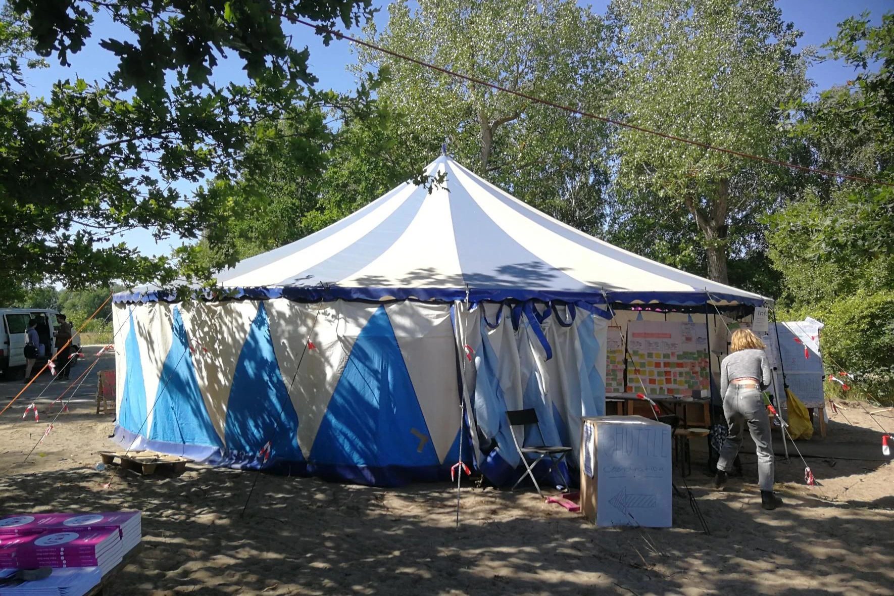 Die blauen und weißen Farben des Informationszelts erinnern an die Geflüchteten-Proteste auf dem Oranienplatz.