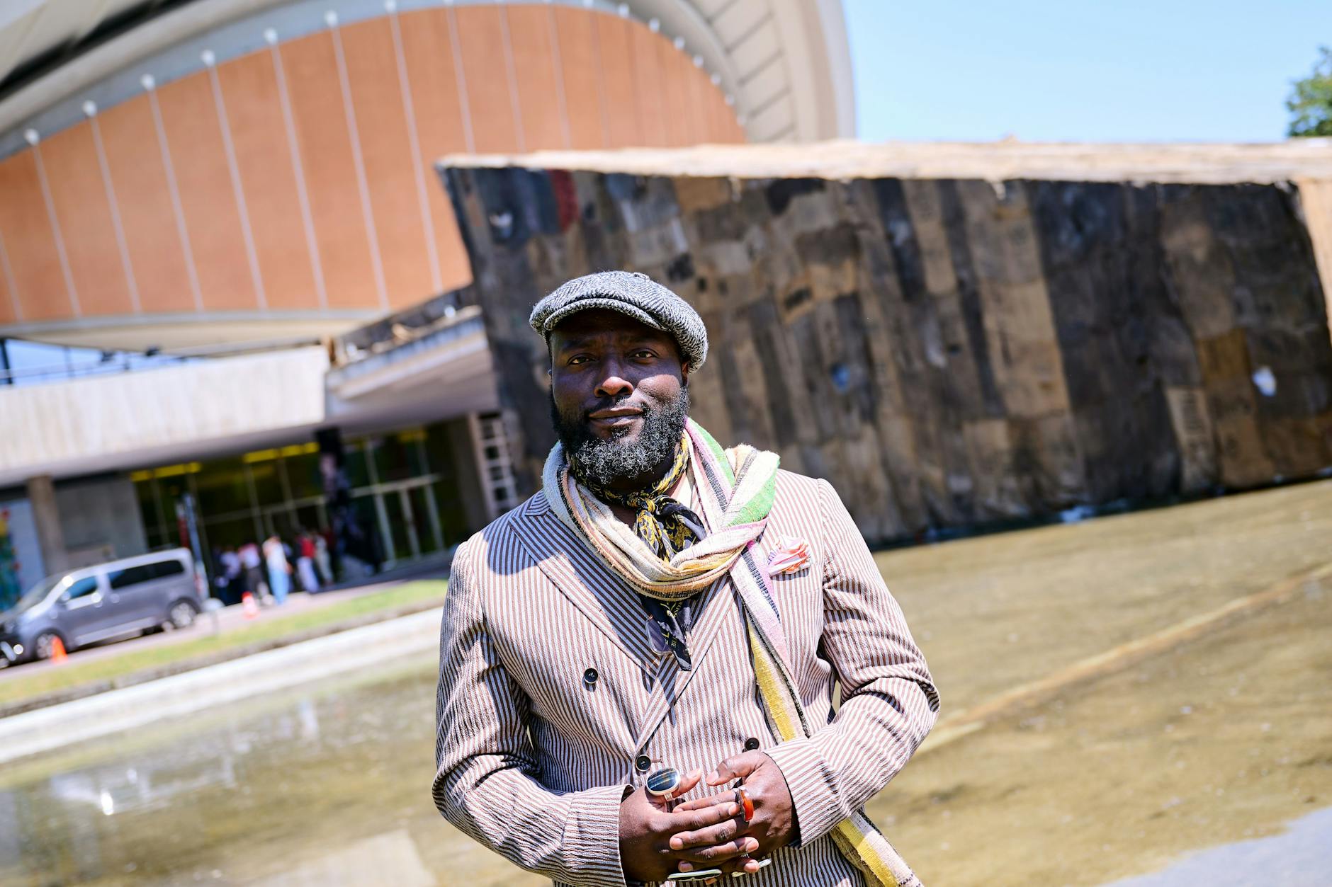 Bonaventure Soh Bejeng Ndikung, Intendant des Hauses der Kulturen der Welt, vor seiner neuen Wirkungsstätte.