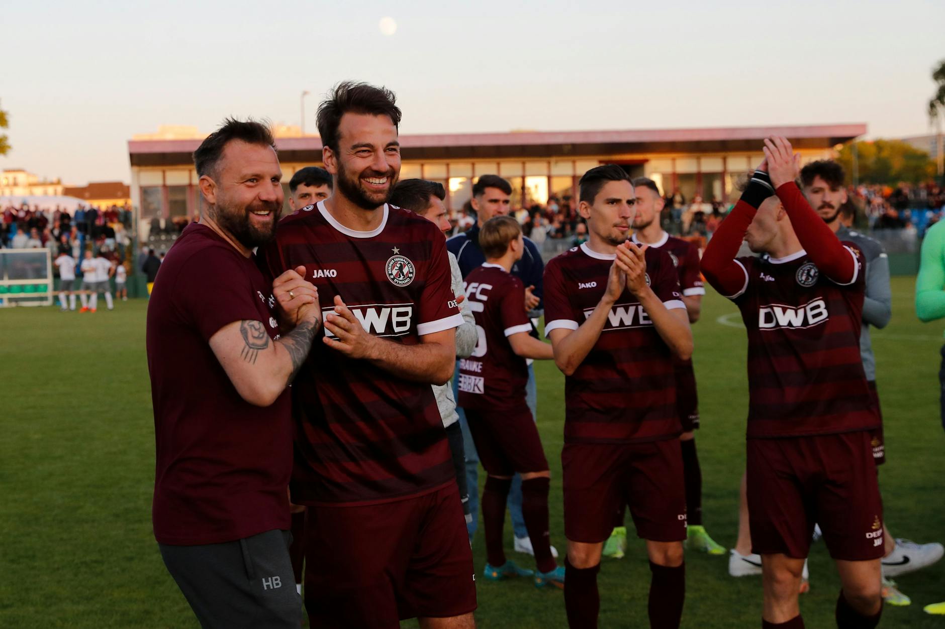 Heiner Backhaus, Christian Beck und der Rest des Dynamo-Teams vor den BFC-Fans auf der Gegengeraden