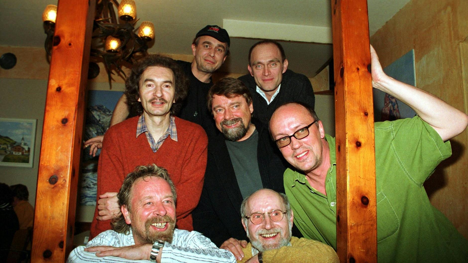 Kreuzberger Nächte sind lang: Jürgen von der Lippe (Mitte) beim Treffen der Mitglieder der Gebrüder Blattschuss