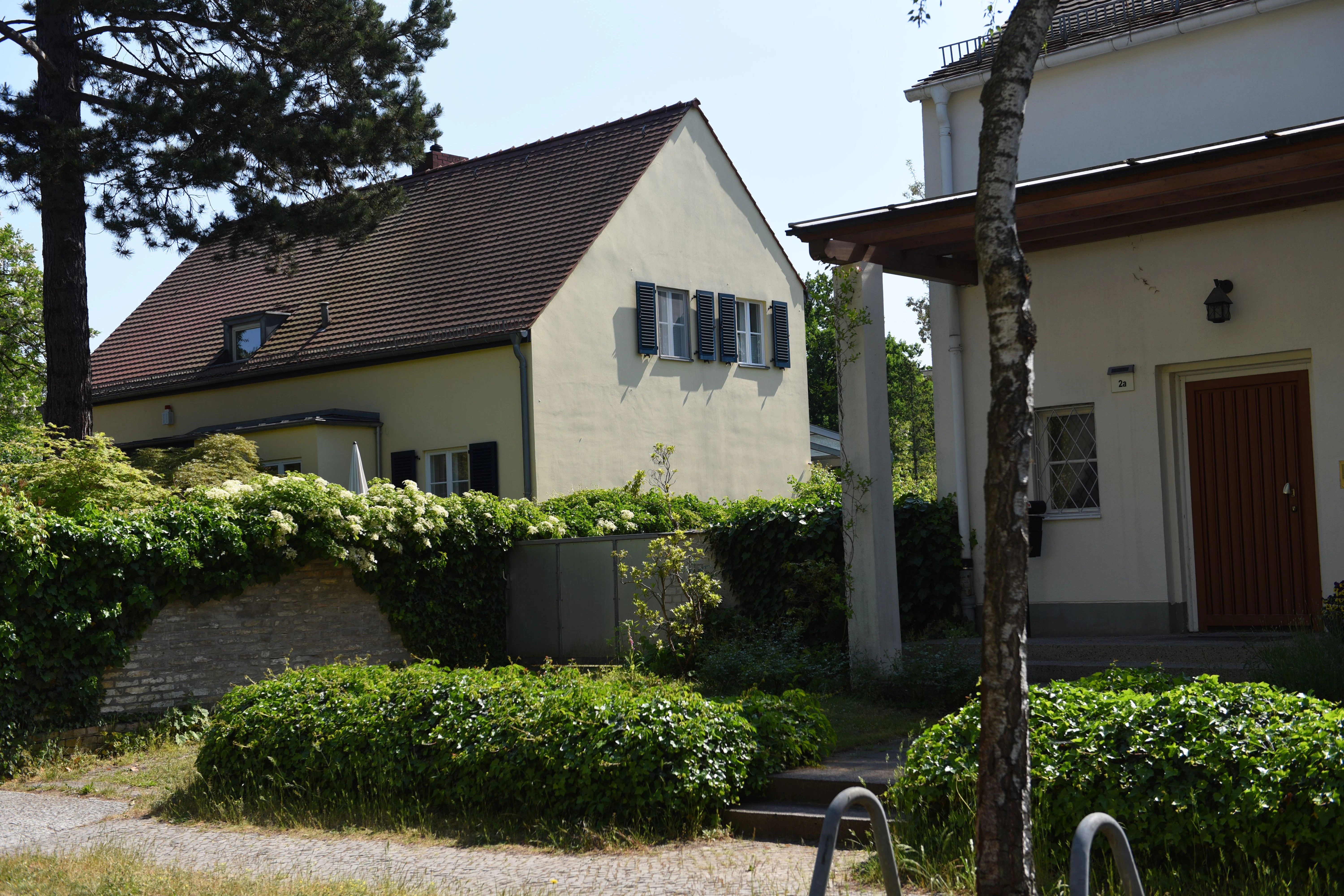 Undeutsches Flachdach gegen urdeutsches Spitzdach – beim Bau der Waldsiedlung tobte ein Kulturkampf.