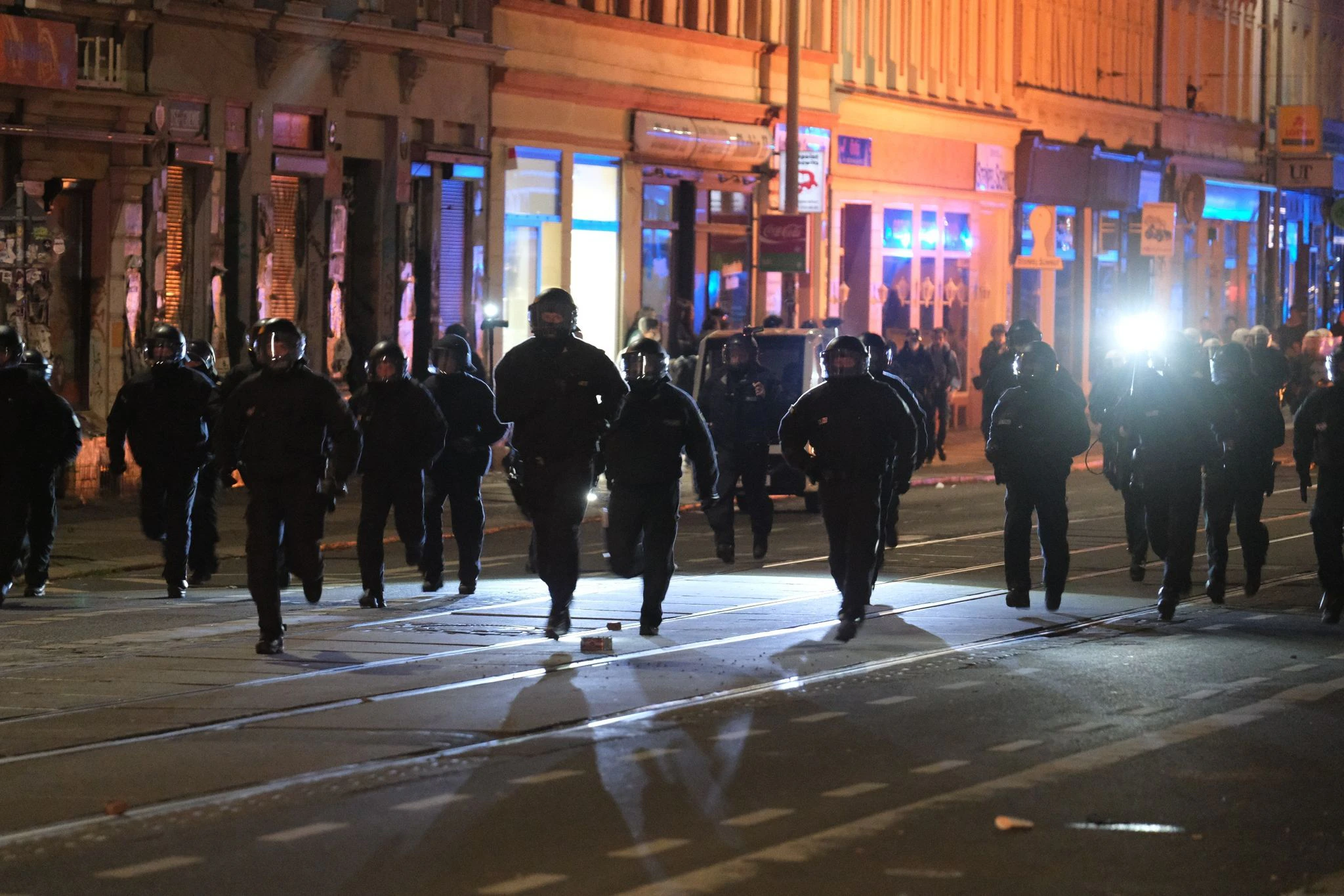 Polizisten auf dem Weg zum Einsatz.  