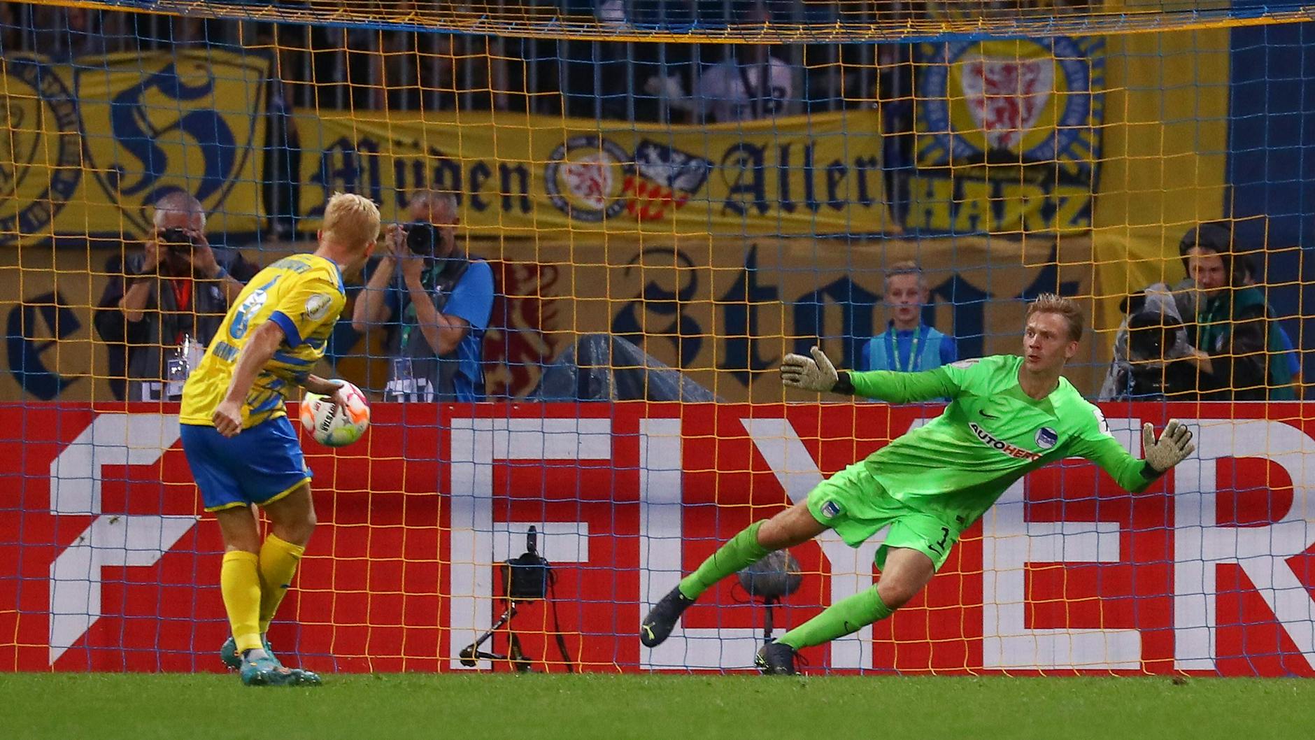 Bryan Henning verwandelt für Braunschweig gegen Hertha-Keeper Oliver Christensen.