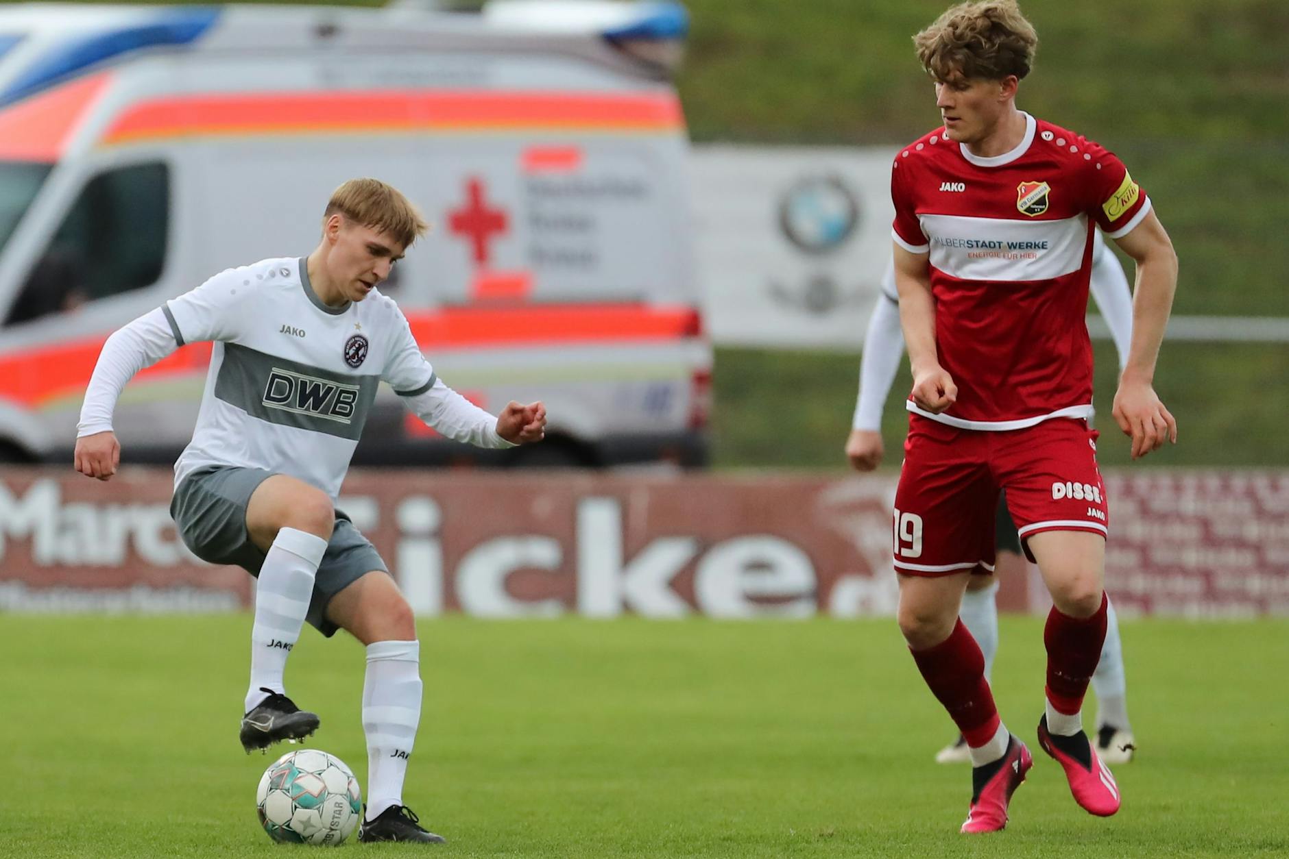 Halberstadts Louis Malina (r.) – hier im Duell mit Maximilian Franke – soll zum BFC Dynamo kommen.