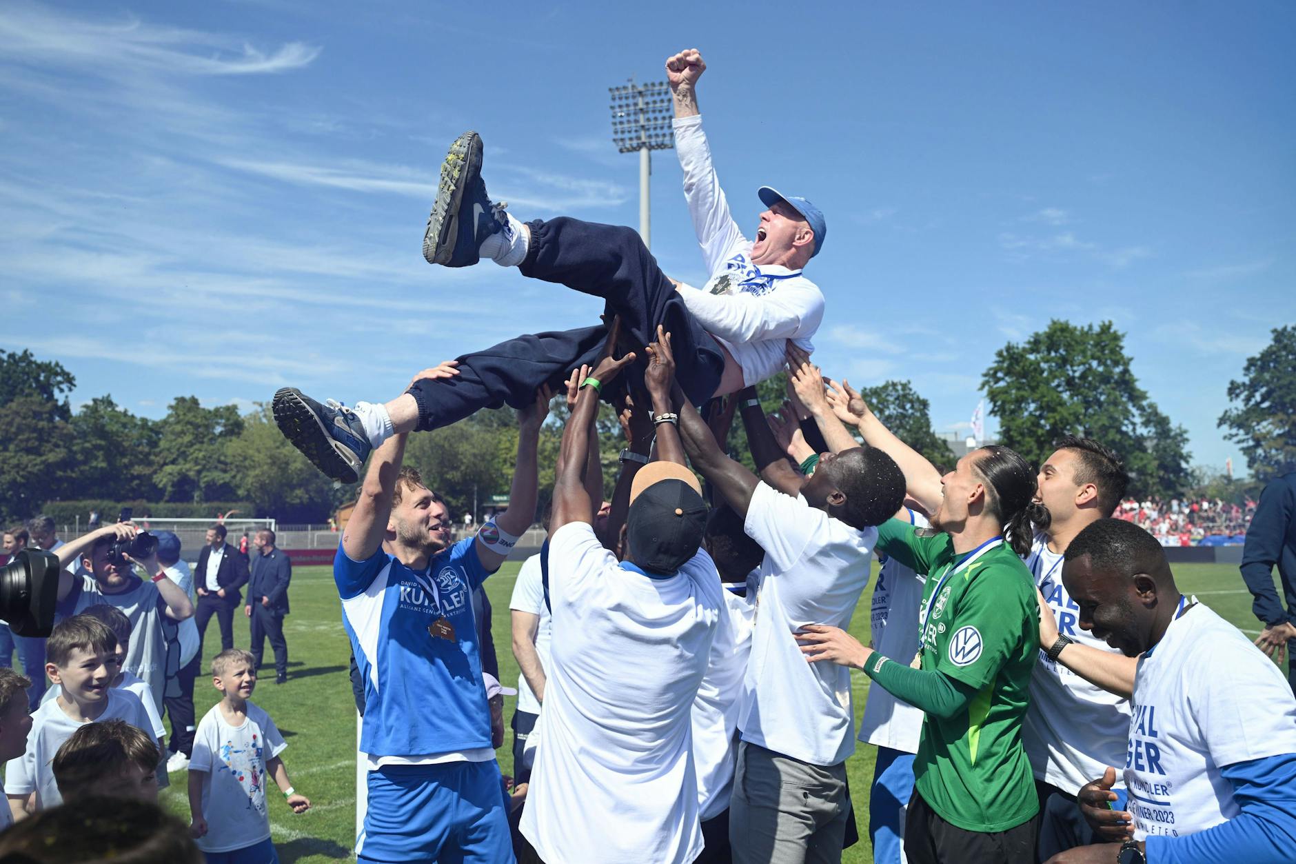 Kulttrainer Wolfgang Sandhowe wird von den Spielern des TuS Makkabi nach dem Triumph im Landespokal im Endspiel gegen Sparta Lichtenberg in die Luft geworfen.