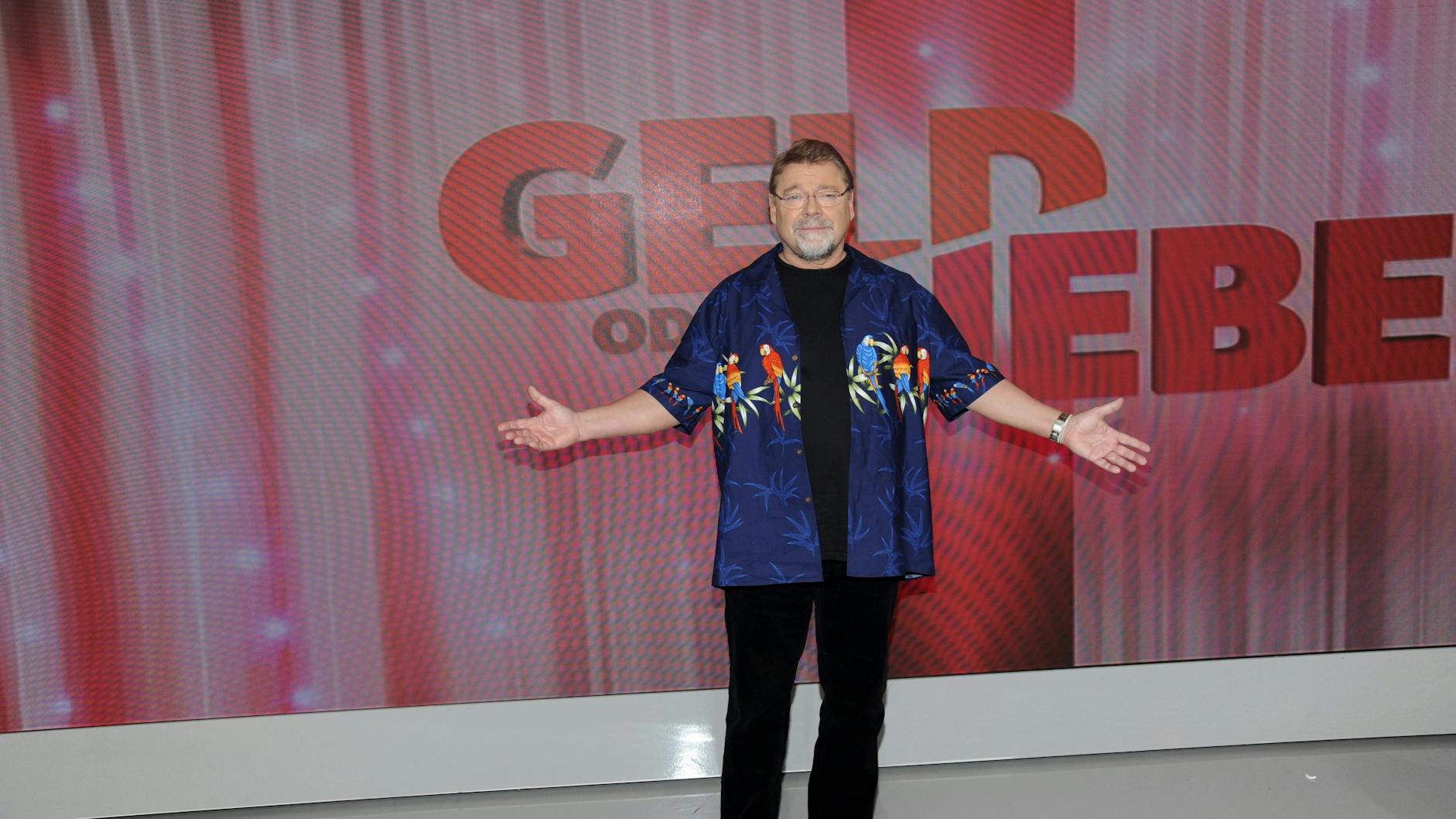 Auftritt im Hawaii-Hemd: So zeigt sich Jürgen Lippe auch bei einer Wiederaufführung seiner TV-Kultshow „Geld oder Liebe“ (2014). 