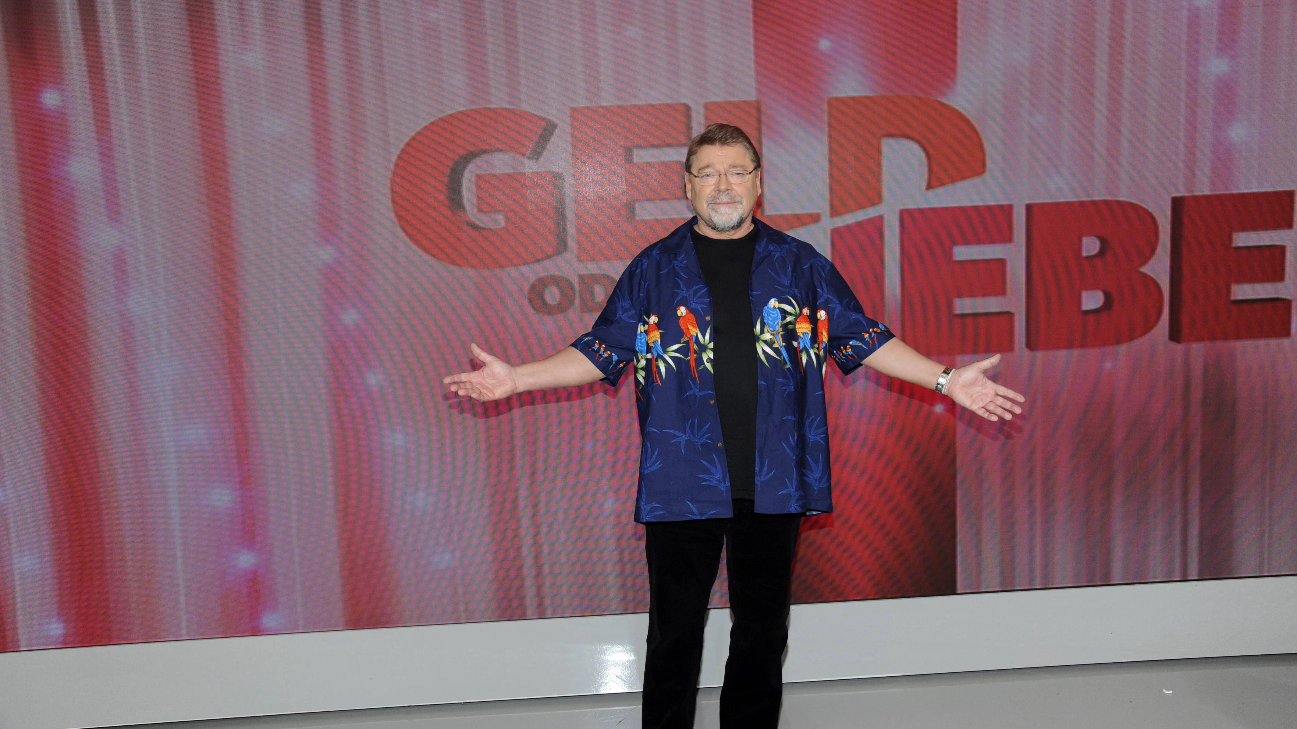 Auftritt im Hawaii-Hemd: So zeigt sich Jürgen Lippe auch bei einer Wiederaufführung seiner TV-Kultshow „Geld oder Liebe“ (2014).&nbsp;
