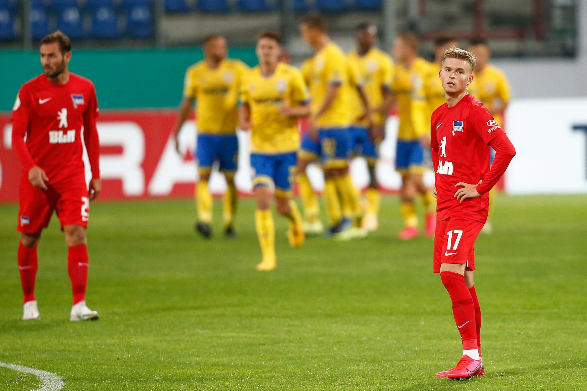 Herthas Maximilian Mittelstädt ist bedient, die Braunschweiger jubeln.