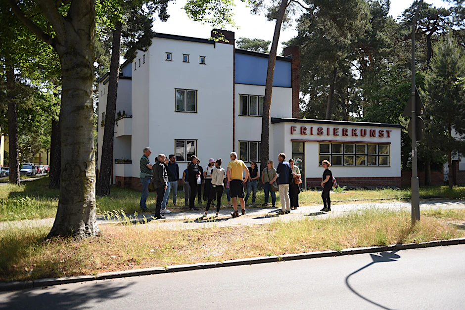 Führung mit Ben Buschfeld durch die Waldsiedlung Zehlendorf. Sie soll als weiteres Beispiel des Neuen Bauens Welterbe werden.&nbsp;