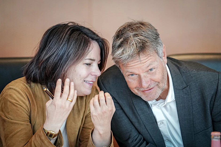 Hier stecken Robert Habeck und Annalena Baerbock freundlich die Köpfe zusammen.  