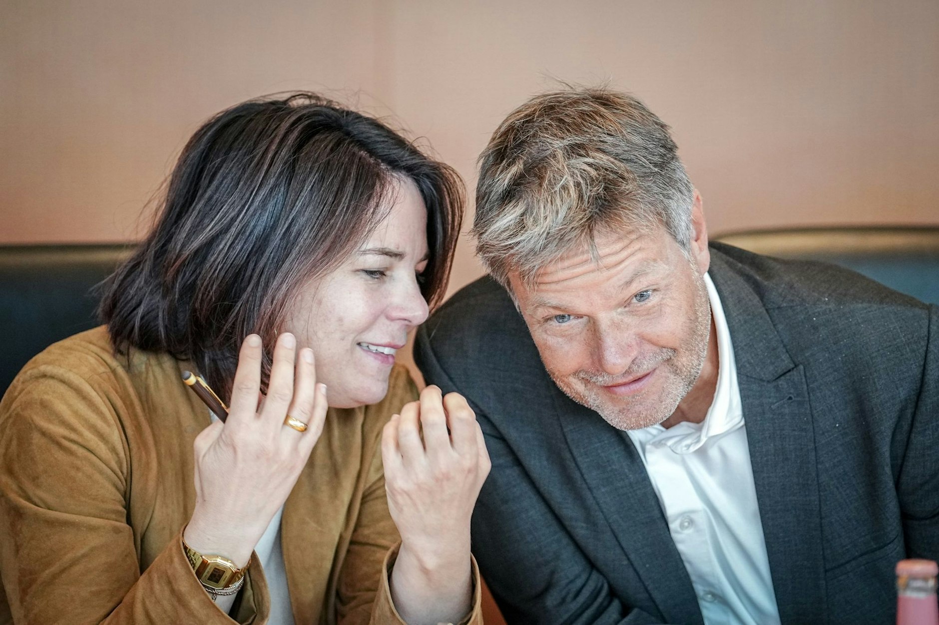 Hier stecken Robert Habeck und Annalena Baerbock freundlich die Köpfe zusammen.  