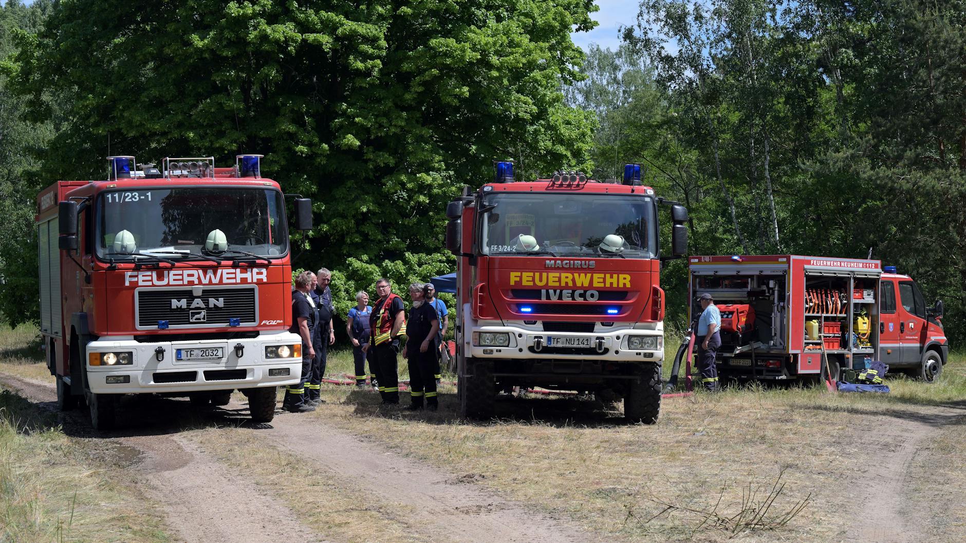 Feuerwehrfahrzeuge beim Einsatz in Jüterbog. Das Feuer in dem Wald hat sich wieder ausgebreitet.