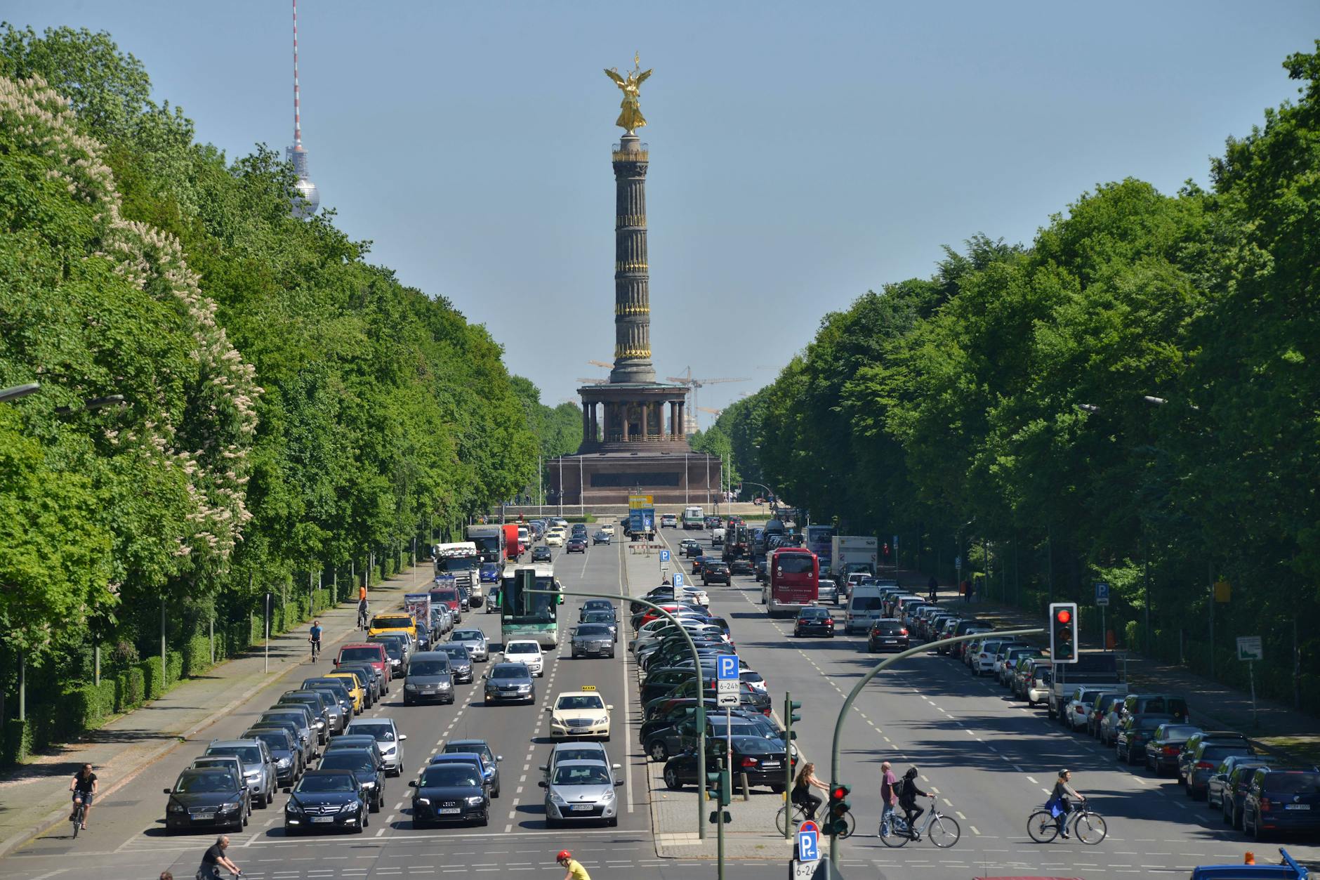 Die Straße des 17. Juni ist bis zur Siegessäule für den Autoverkehr in den nächsten Wochen gesperrt. Der Grund: Sportveranstaltungen.
