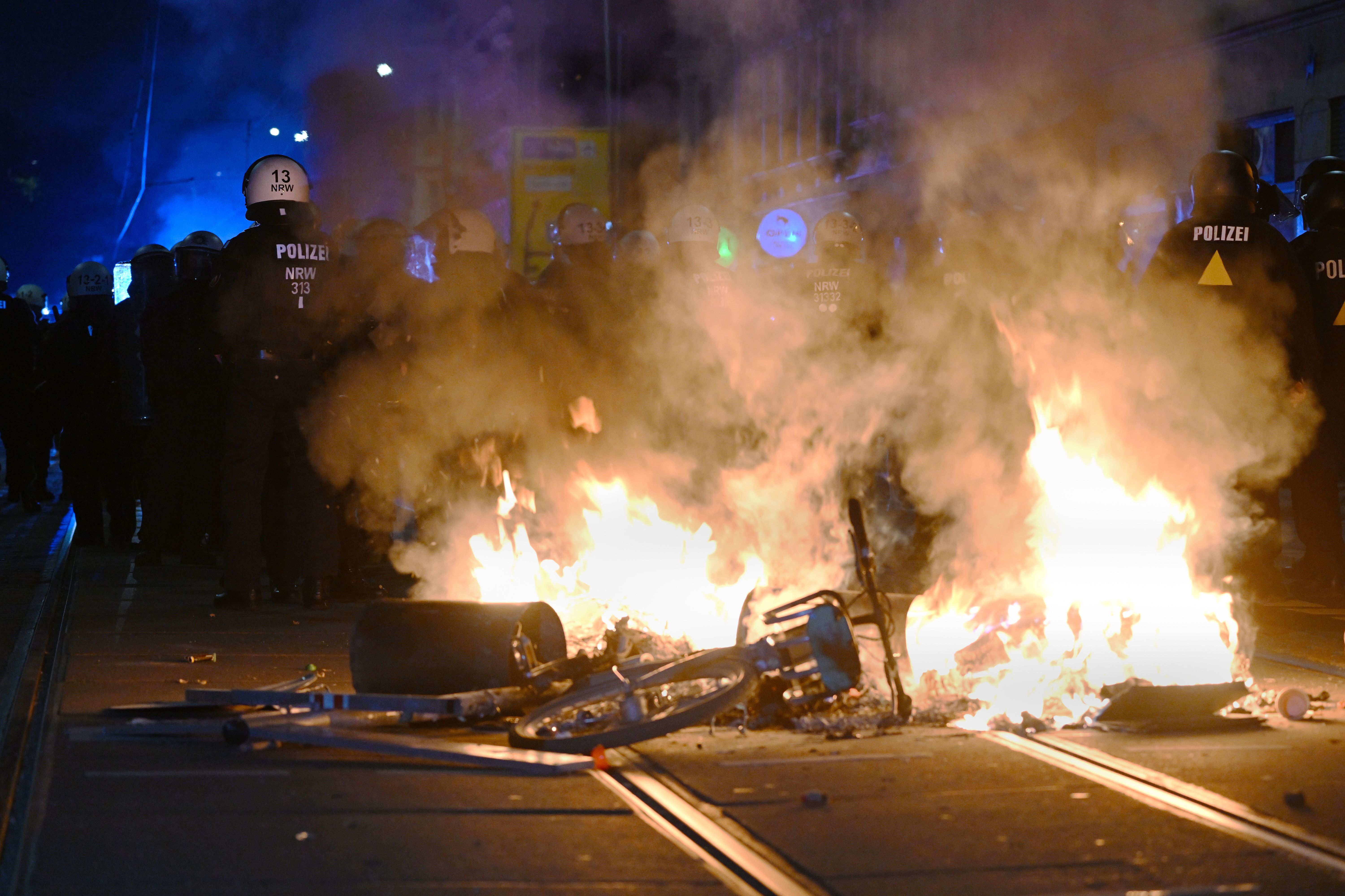 Gewalt In Leipzig Eskaliert: Polizeiwache überfallen +++ Barrikaden ...