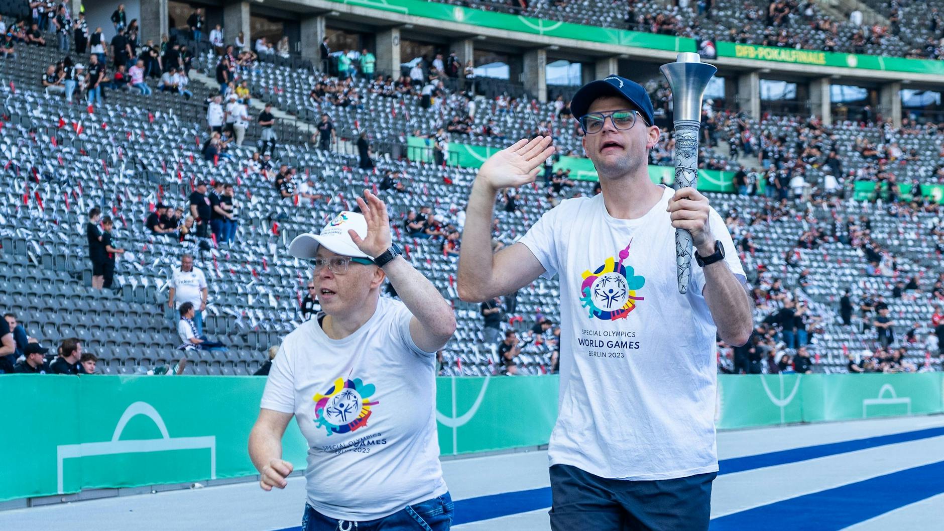 Zwei Staffelläufer werben am Wochenende für die Special Olympics World Games in Berlin beim DFB-Pokalfinale im Olympiastadion.