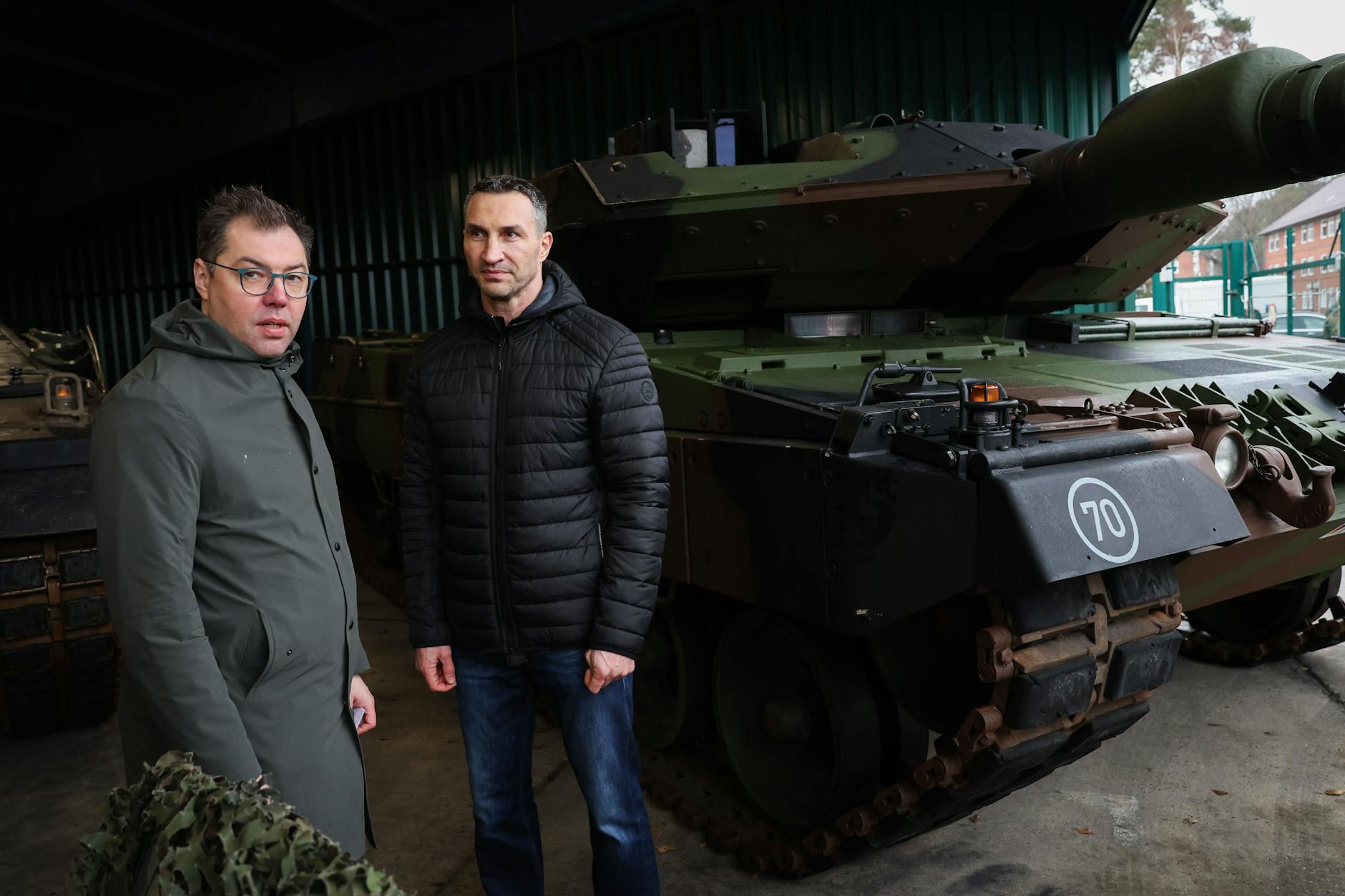Wladimir Klitschko mit dem ukrainischen Botschafter Oleksij Makejew vor einem Kampfpanzer Leopard 2 in der Panzertruppenschule im niedersächsischen Munster