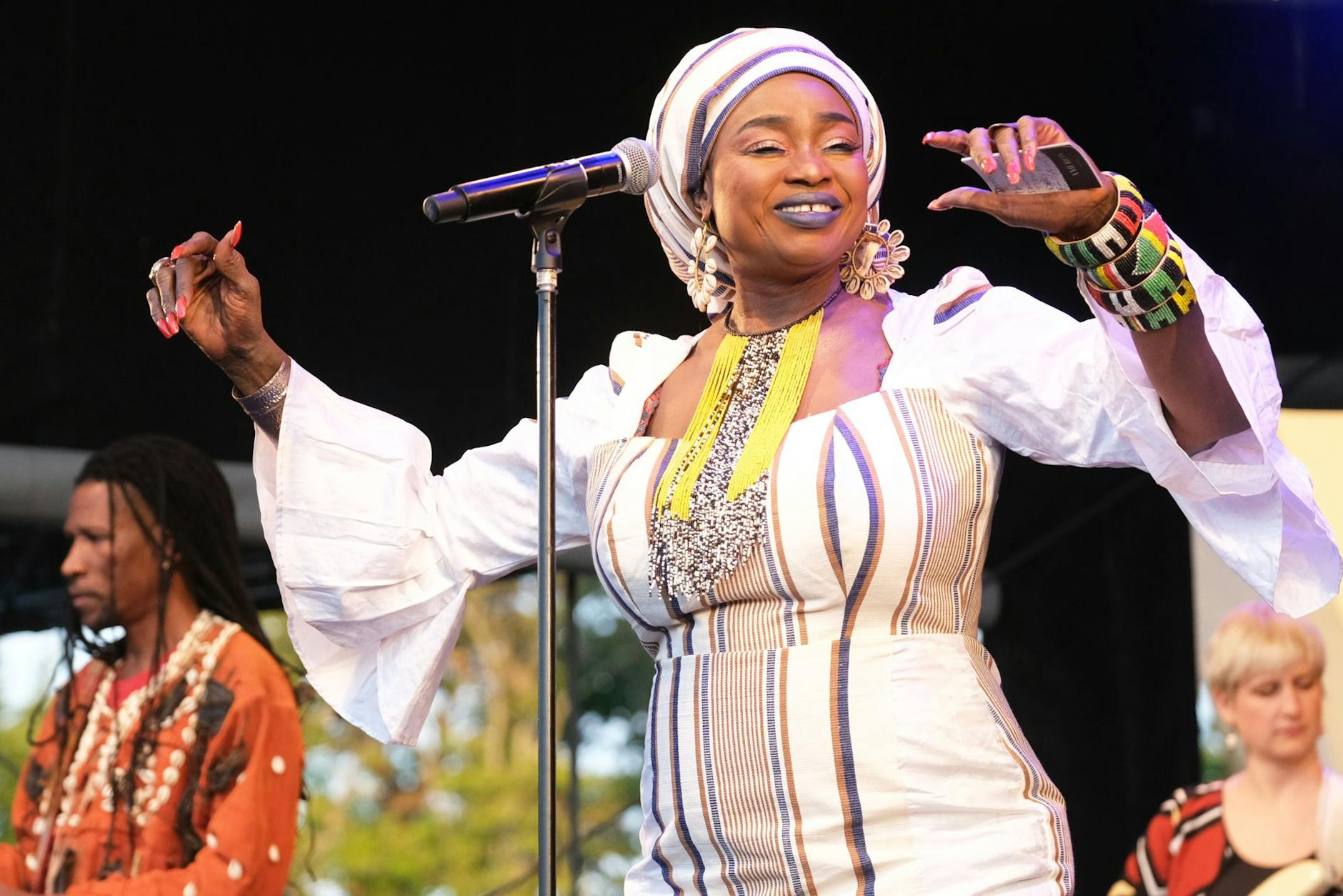Oumou Sangaré mit ihrer Band auf der HKW-Terrasse