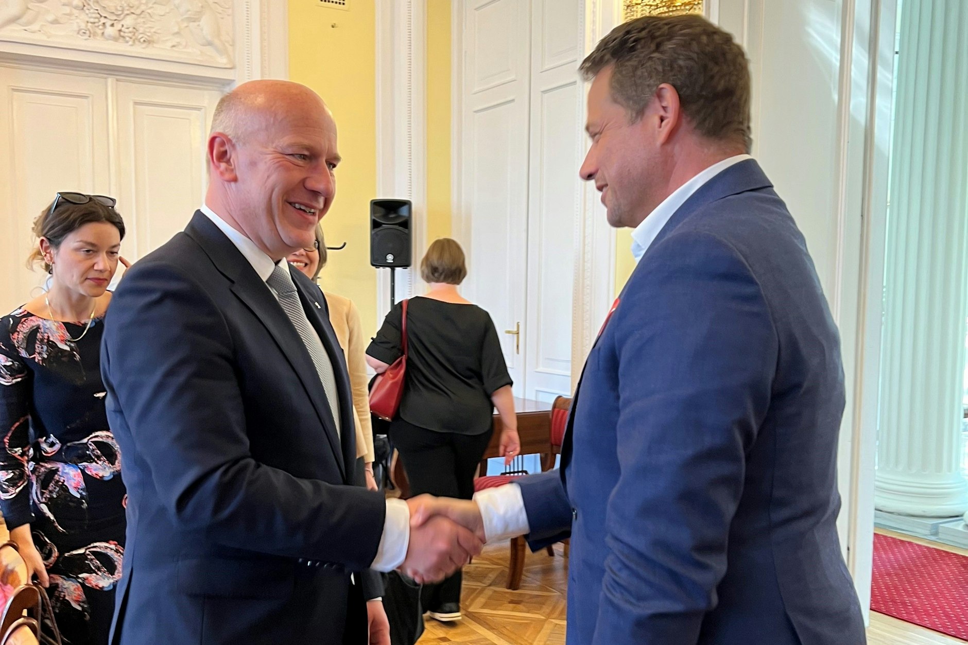 Kai Wegner und Warschaus Stadtpräsident Rafal Trzaskowski