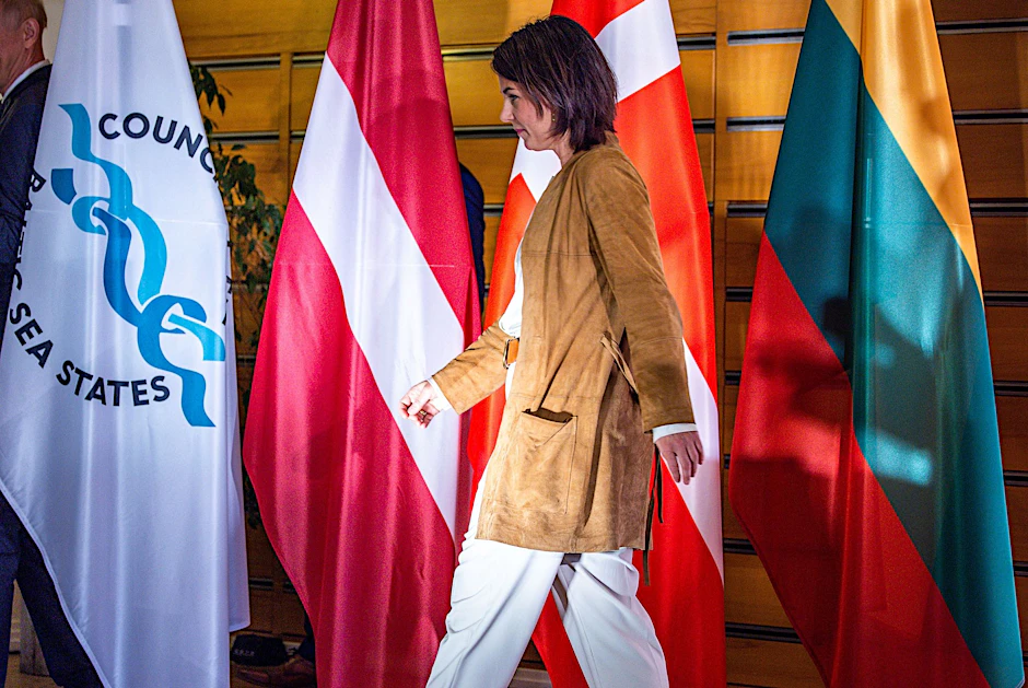 Annalena Baerbock verlässt nach dem Treffen des Ostseerats eine Pressekonferenz.  