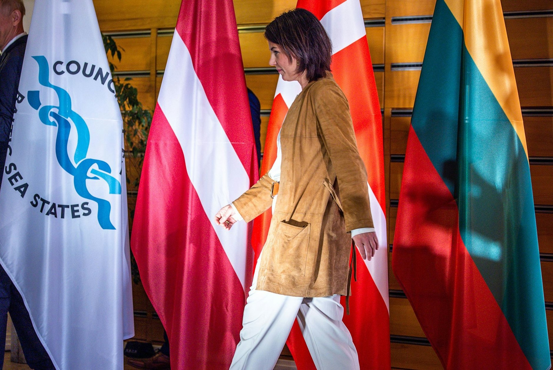 Annalena Baerbock verlässt nach dem Treffen des Ostseerats eine Pressekonferenz.  