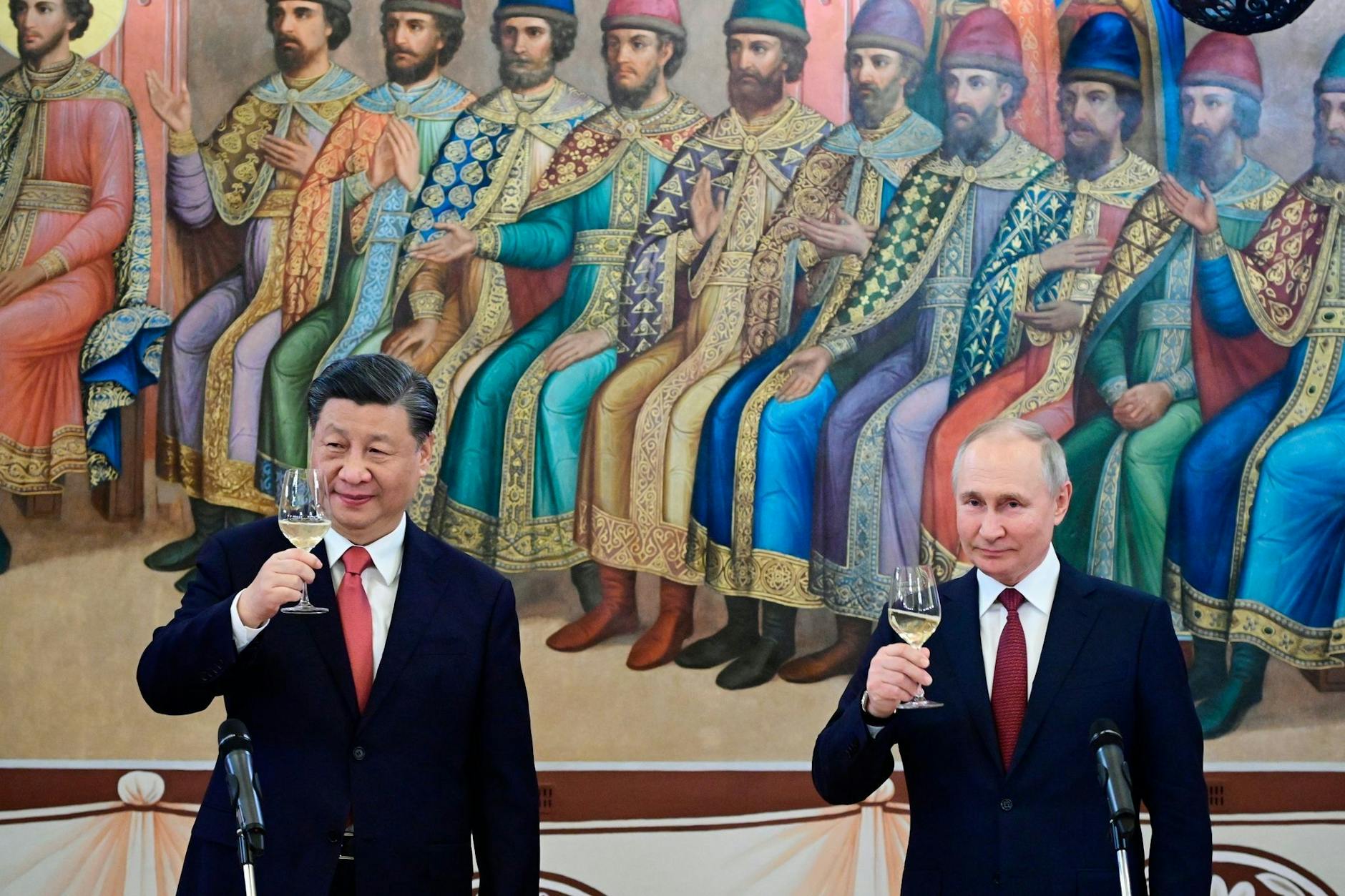 Russlands Präsident Wladimir Putin (r.) und der chinesische Staatschef Xi Jinping während ihres Abendessens im Kreml am 21. März 2023.