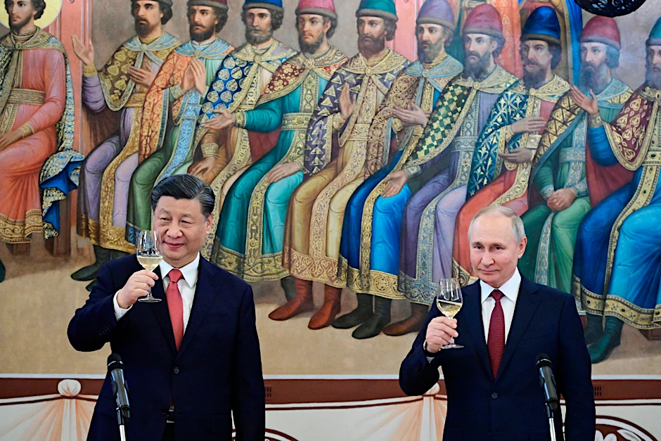 Russlands Präsident Wladimir Putin (r.) und der chinesische Staatschef Xi Jinping während ihres Abendessens im Kreml am 21. März 2023.