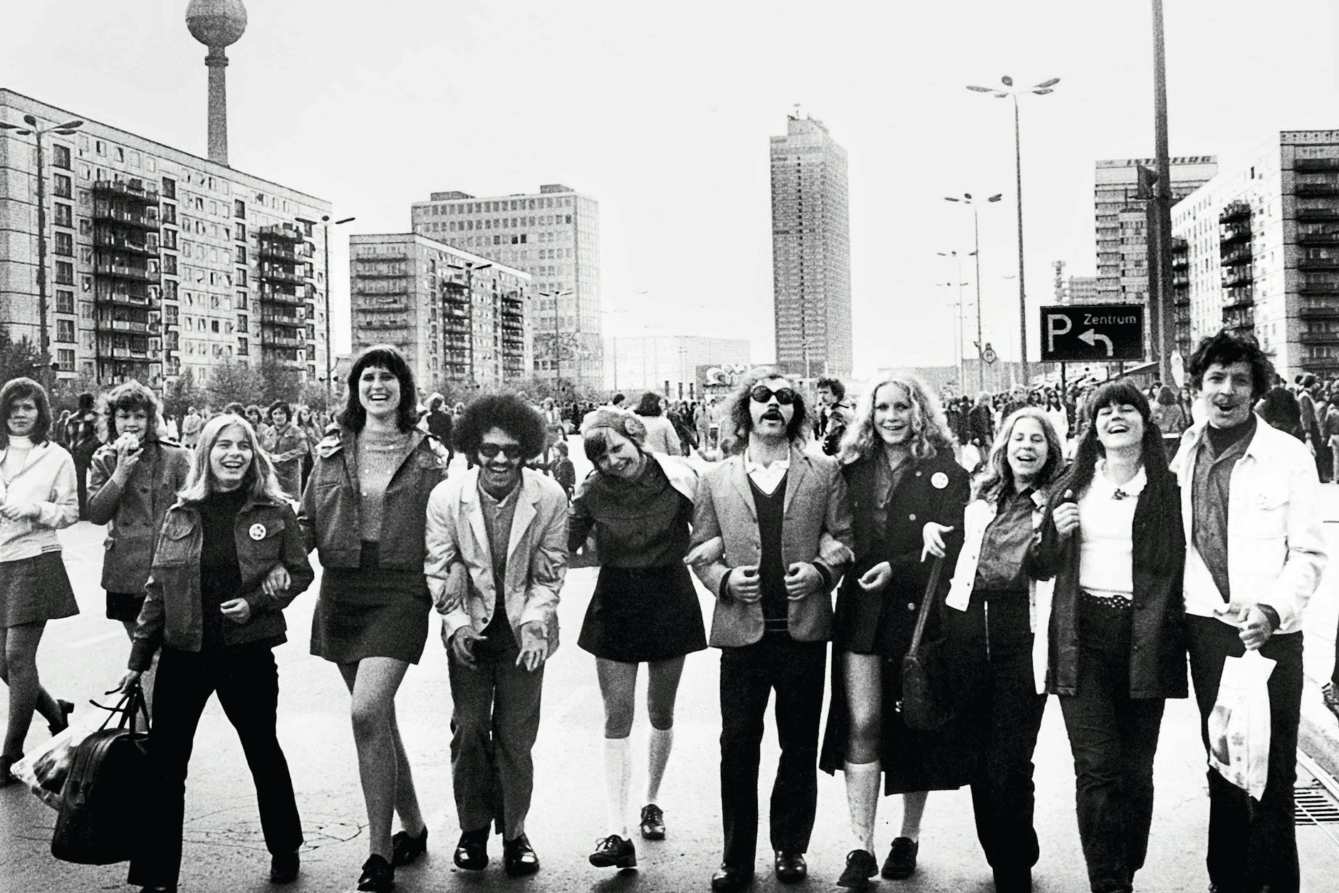 Ausgelassen schlendern diese Jugendlichen bei den X. Weltfestspielen 1973 über die Karl-Marx-Allee in Ost-Berlin. Während des neuntätigen Festivals befand sich die Stadt in einem Ausnahmezustand.