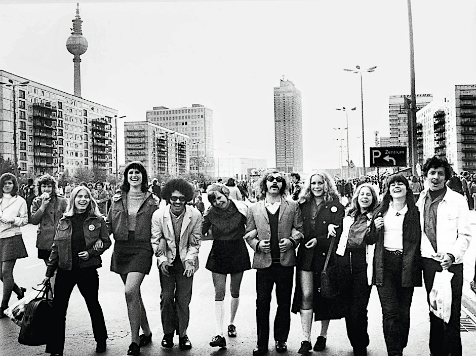 Ausgelassen schlendern diese Jugendlichen bei den X. Weltfestspielen 1973 über die Karl-Marx-Allee in Ost-Berlin.&nbsp; Während des neuntätigen Festivals befand sich die Stadt in einem Ausnahmezustand.