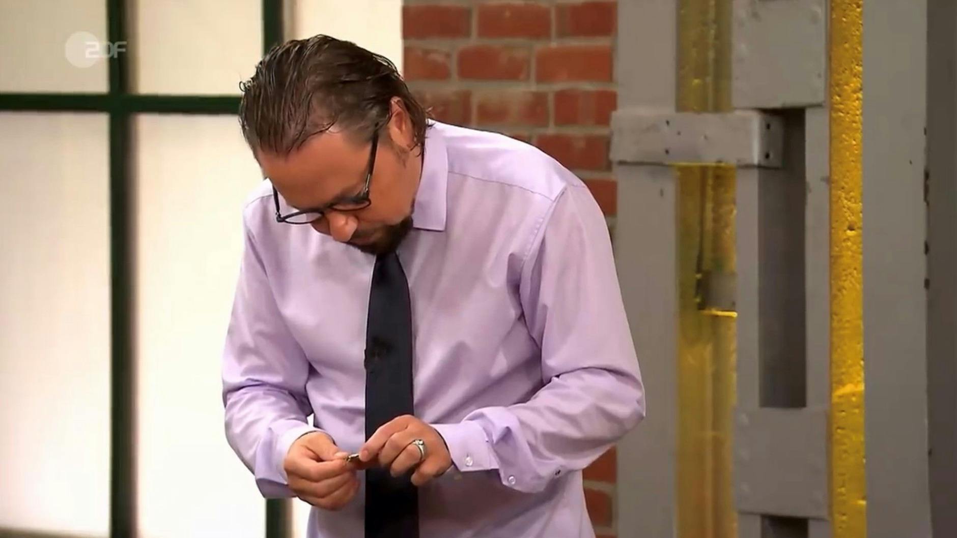 „Bares für Rares“-Händler Wolfgang Pauritsch ist von Anfang an begeistert von der Uhr und kauft sie für 6100 Euro.