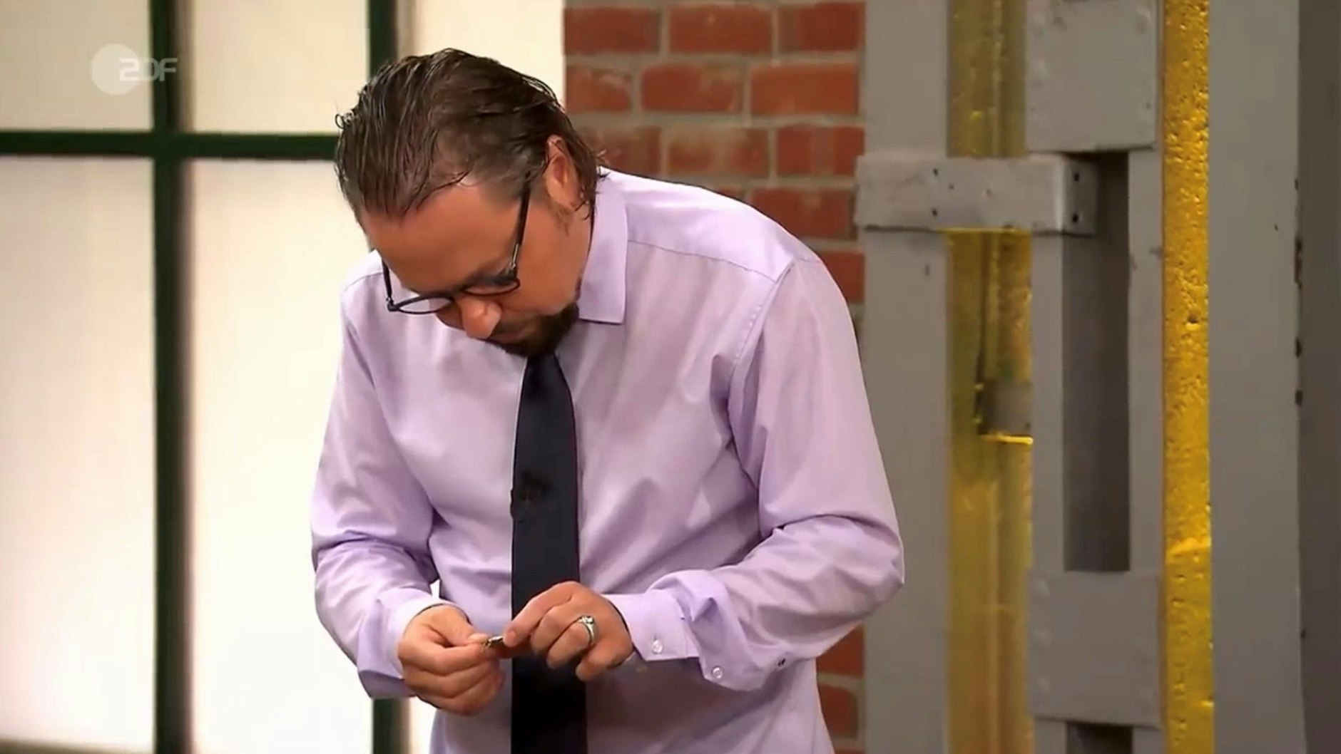 „Bares für Rares“-Händler Wolfgang Pauritsch ist von Anfang an begeistert von der Uhr und kauft sie für 6100 Euro.