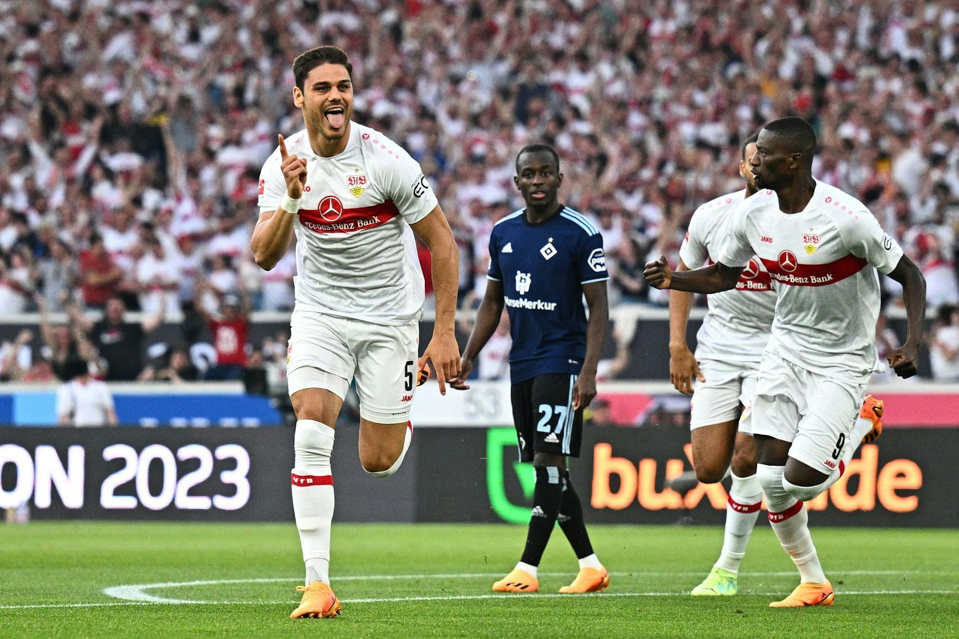 ARCHIV - Konstantinos Mavropanos (l) sorgte beim VfB-Sieg gegen den HSV für den frühen Stuttgarter Führungstreffer.  