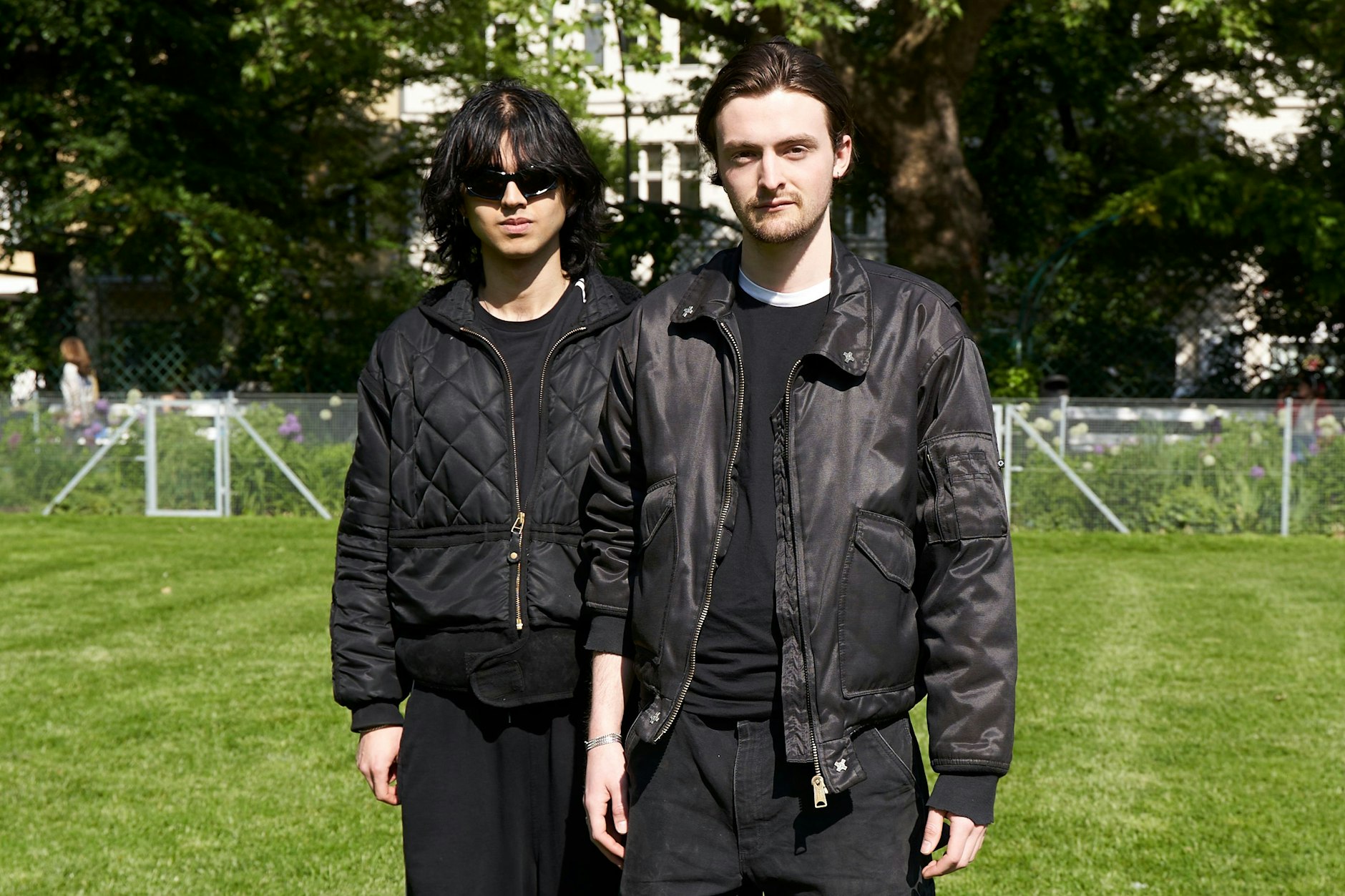 Die Fashion-Gang vom Savignyplatz: Elias und Oscar in schwarzen Markenoutfits. Ihr Arbeitgeber: das legendäre Schwarze Café, in dem Generationen von Nachtschwärmern seit den 70er-Jahren einkehren.
