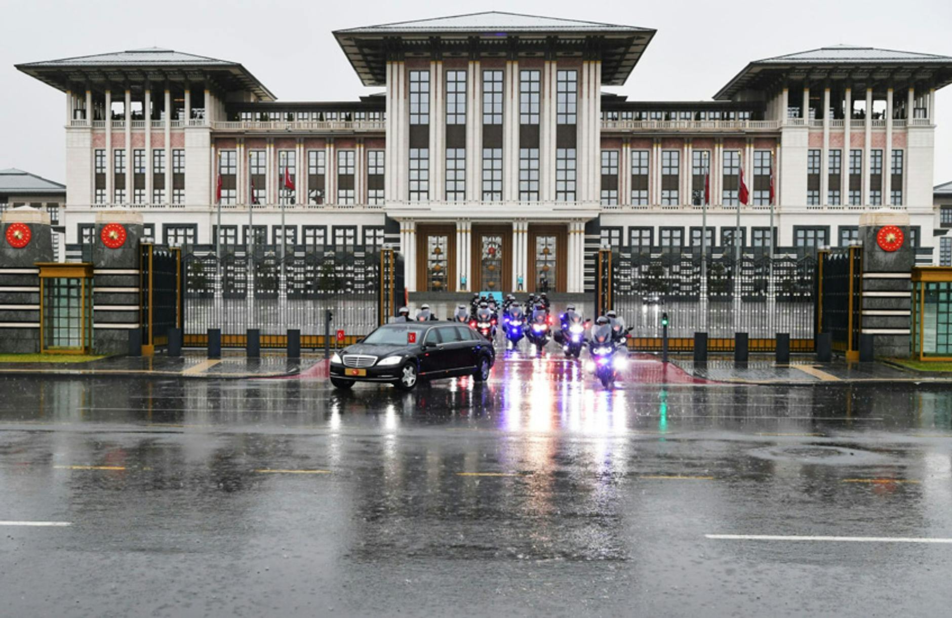 ARCHIV - Nach der Vereidigung verlässt der türkische Präsident Erdogan die Große Nationalversammlung der Türkei (GNAT) in Ankara.