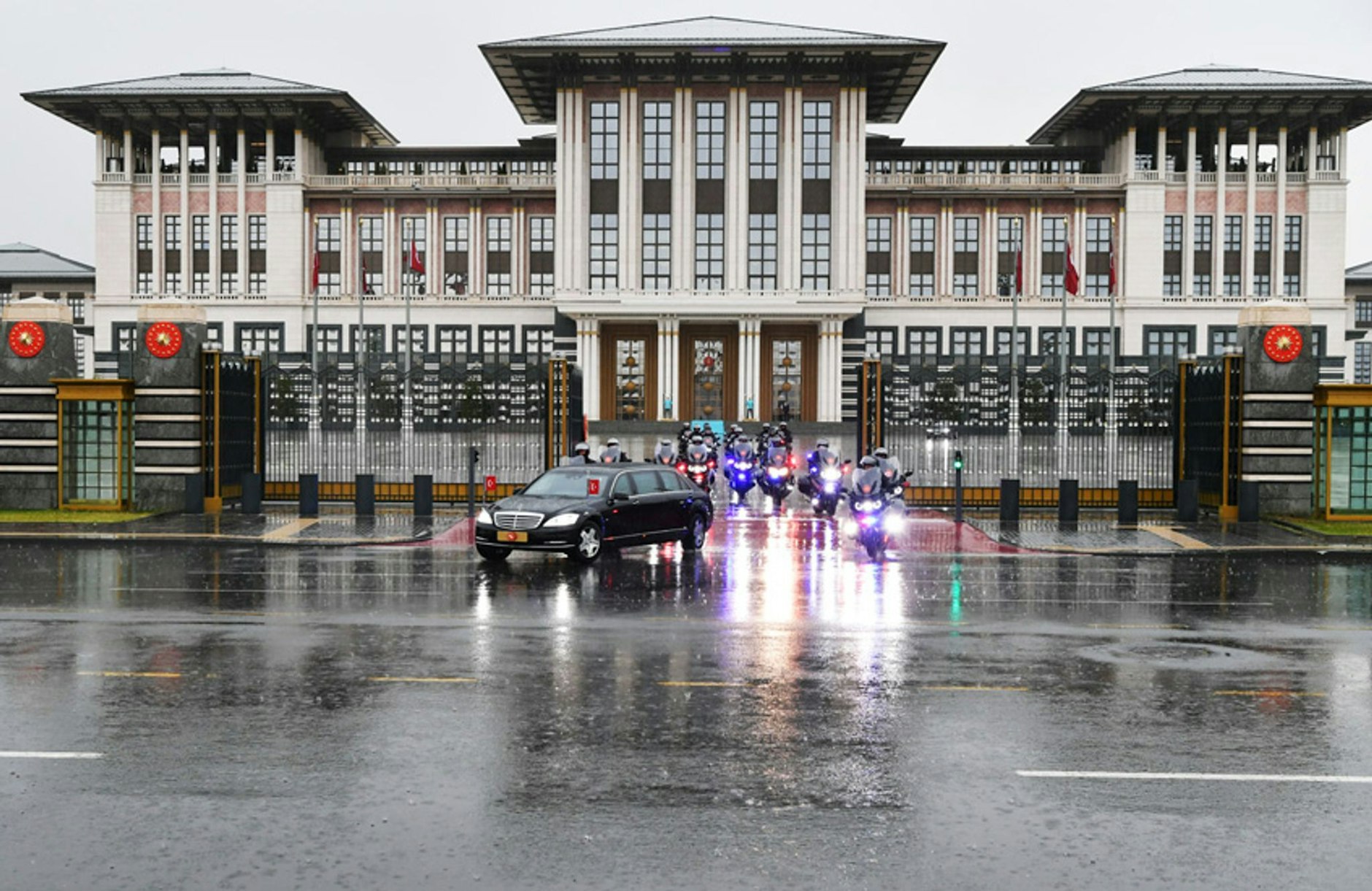 ARCHIV - Nach der Vereidigung verlässt der türkische Präsident Erdogan die Große Nationalversammlung der Türkei (GNAT) in Ankara.  