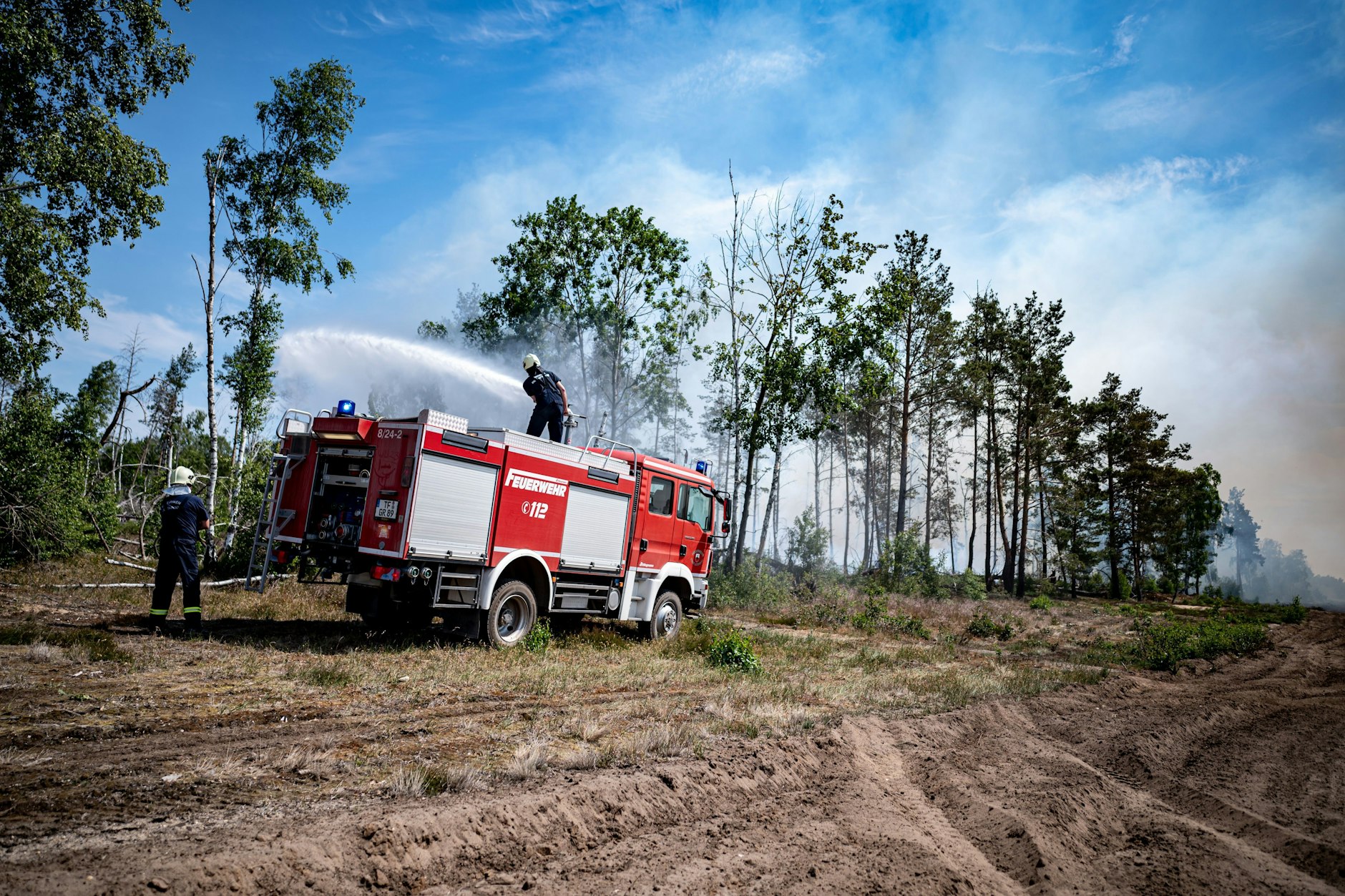Einsatzkräfte der Feuerwehr bekämpfen in einem Waldstück nahe Jüterbog das Feuer.&nbsp;
